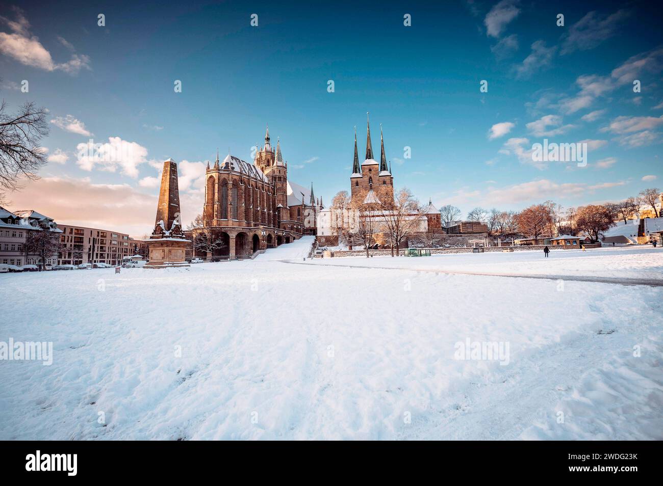 Der Erfurter Domplatz ist bedeckt von Schnee. In den frühen Morgenstunden, während des Sonnenaufgangs, glänzt der Dom und St. Severi in strahlendem Licht, erhaben auf dem Domberg. Erfurt, 19.01.2024 *** der Erfurter Domplatz ist in den frühen Morgenstunden schneebedeckt, bei Sonnenaufgang leuchten Dom und Severi in strahlendem Licht, auf dem Domberg Erfurt, 19 01 2024 Foto:XM.xKremerx/xFuturexImagex erfurt 4107 Stockfoto