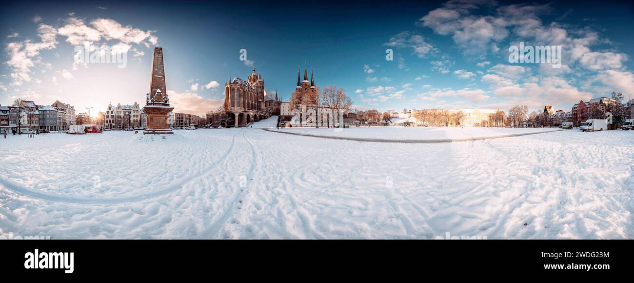 Der Erfurter Domplatz ist bedeckt von Schnee. In den frühen Morgenstunden, während des Sonnenaufgangs, glänzt der Dom und St. Severi in strahlendem Licht, erhaben auf dem Domberg. Erfurt, 19.01.2024 *** der Erfurter Domplatz ist in den frühen Morgenstunden schneebedeckt, bei Sonnenaufgang leuchten Dom und Severi in strahlendem Licht, auf dem Domberg Erfurt, 19 01 2024 Foto:XM.xKremerx/xFuturexImagex erfurt 4101 Stockfoto