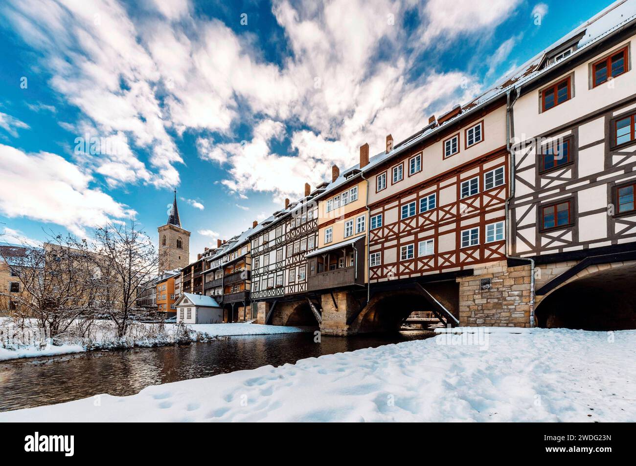 Die Erfurter Krämerbrücke ist bedeckt von Schnee. In den frühen Morgenstunden, während des Sonnenaufgangs, glänzt die Brücke in strahlendem Licht. Die Krämerbrücke ist die längste durchgehend mit Häusern bebaut und bewohnte Brücke Europas und somit ein Touristenmagnet. Erfurt, 19.01.2024 *** Erfurts Krämerbrücke ist in den frühen Morgenstunden schneebedeckt, während Sonnenaufgang leuchtet die Brücke in brillantem Licht die Krämerbrücke ist die längste Brücke Europas, die ständig bebaut ist und von Häusern bewohnt wird. 19 01 2024 Foto:XM.xKremerx/xFuturexIma Stockfoto