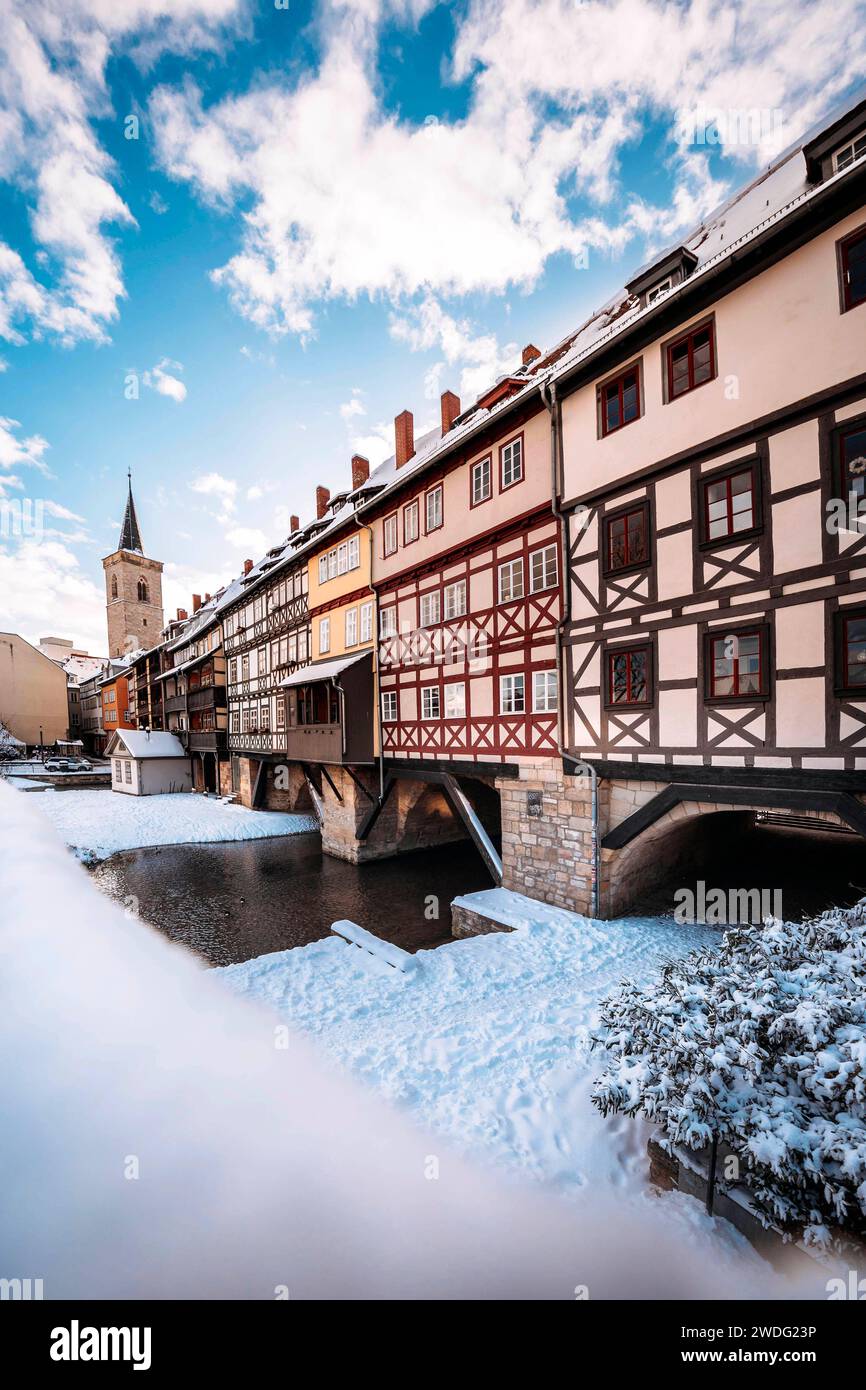 Die Erfurter Krämerbrücke ist bedeckt von Schnee. In den frühen Morgenstunden, während des Sonnenaufgangs, glänzt die Brücke in strahlendem Licht. Die Krämerbrücke ist die längste durchgehend mit Häusern bebaut und bewohnte Brücke Europas und somit ein Touristenmagnet. Erfurt, 19.01.2024 *** Erfurts Krämerbrücke ist in den frühen Morgenstunden schneebedeckt, während Sonnenaufgang leuchtet die Brücke in brillantem Licht die Krämerbrücke ist die längste Brücke Europas, die ständig bebaut ist und von Häusern bewohnt wird. 19 01 2024 Foto:XM.xKremerx/xFuturexIma Stockfoto