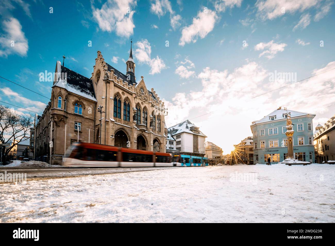 Der Erfurter Fischmarkt vor dem Rathaus ist bedeckt von Schnee. In den frühen Morgenstunden, während des Sonnenaufgangs glänzt das Rathaus in strahlendem Licht. Erfurt, 19.01.2024 *** der Erfurter Fischmarkt vor dem Rathaus ist in den frühen Morgenstunden mit Schnee bedeckt, während Sonnenaufgang leuchtet das Rathaus in hellem Licht Erfurt, 19 01 2024 Foto:XM.xKremerx/xFuturexImagex erfurt 4109 Stockfoto