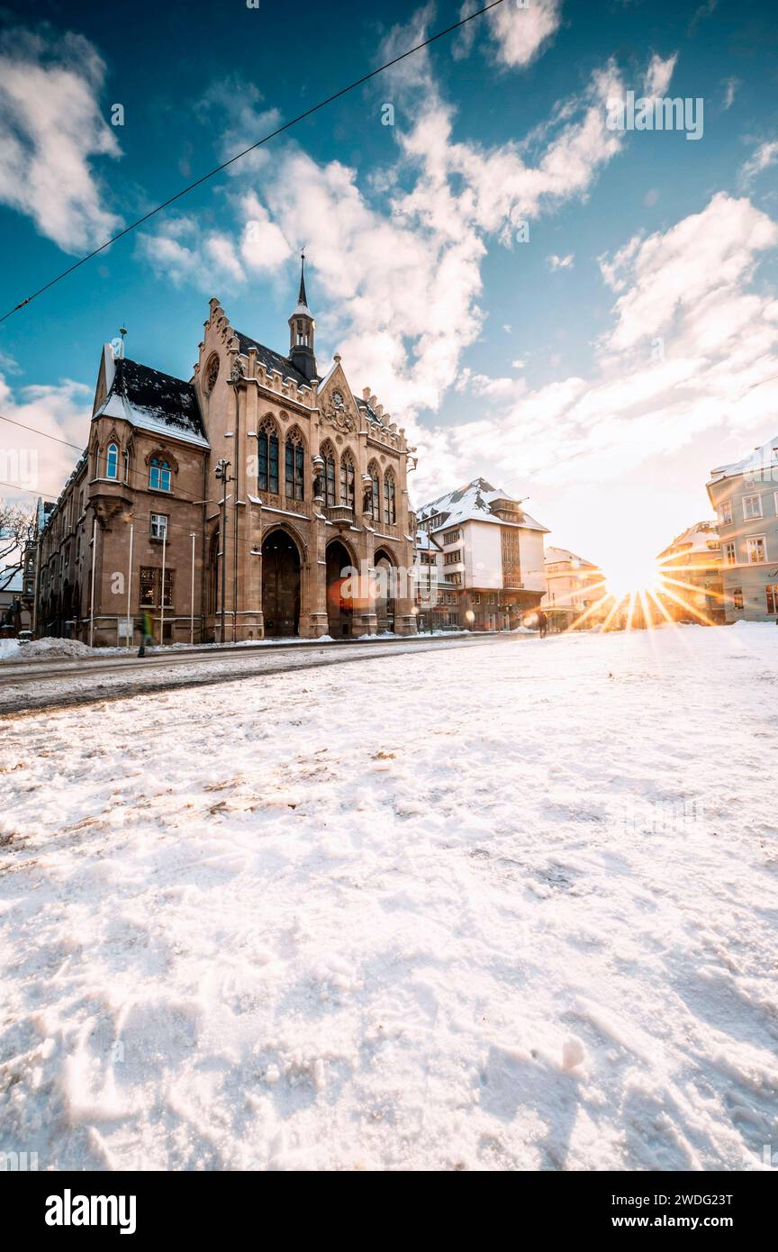 Der Erfurter Fischmarkt vor dem Rathaus ist bedeckt von Schnee. In den frühen Morgenstunden, während des Sonnenaufgangs glänzt das Rathaus in strahlendem Licht. Erfurt, 19.01.2024 *** der Erfurter Fischmarkt vor dem Rathaus ist in den frühen Morgenstunden mit Schnee bedeckt, während Sonnenaufgang leuchtet das Rathaus in hellem Licht Erfurt, 19 01 2024 Foto:XM.xKremerx/xFuturexImagex erfurt 4108 Stockfoto
