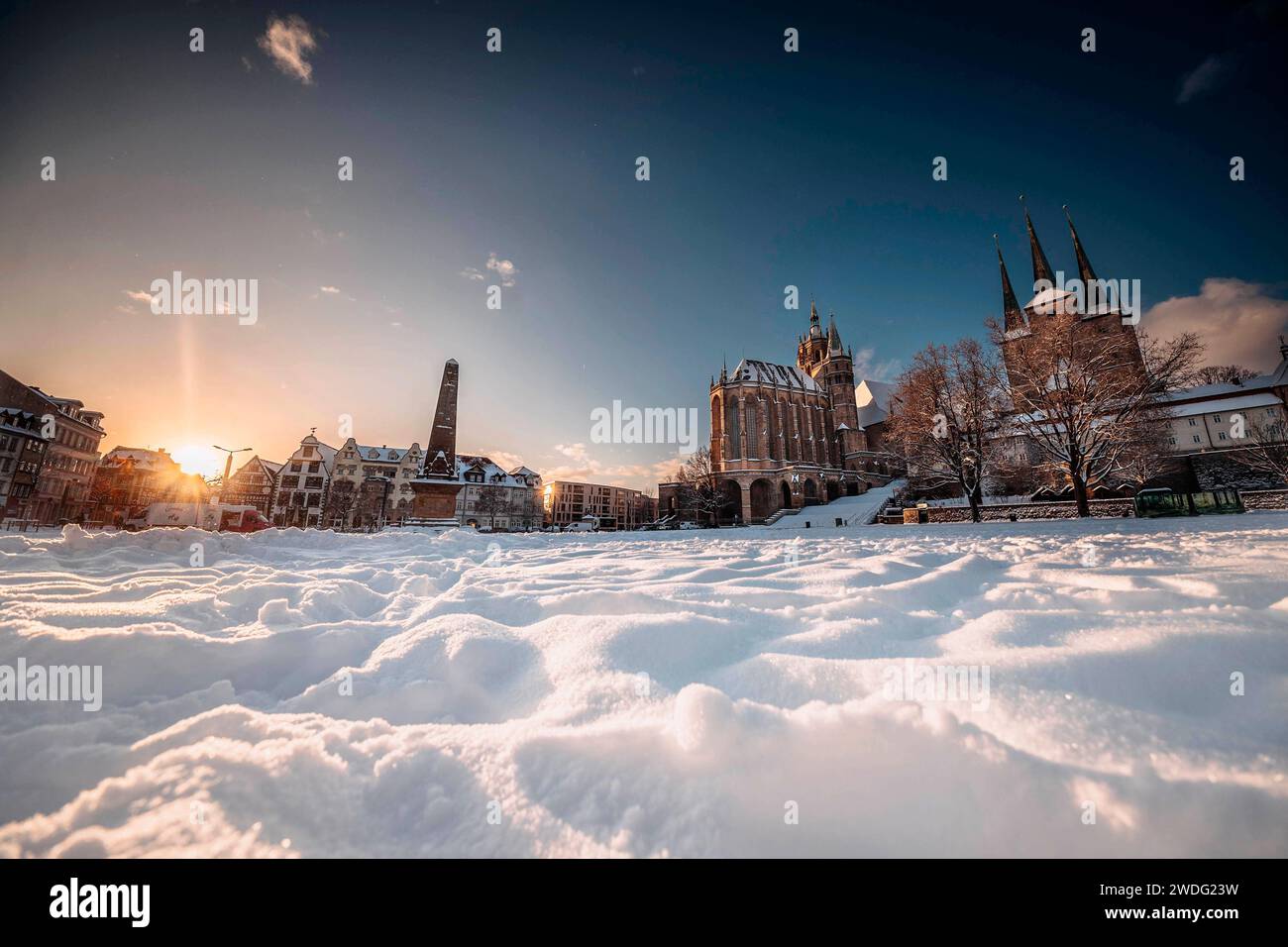Der Erfurter Domplatz ist bedeckt von Schnee. In den frühen Morgenstunden, während des Sonnenaufgangs, glänzt der Dom und St. Severi in strahlendem Licht, erhaben auf dem Domberg. Erfurt, 19.01.2024 *** der Erfurter Domplatz ist in den frühen Morgenstunden schneebedeckt, bei Sonnenaufgang leuchten Dom und Severi in strahlendem Licht, auf dem Domberg Erfurt, 19 01 2024 Foto:XM.xKremerx/xFuturexImagex erfurt 4102 Stockfoto