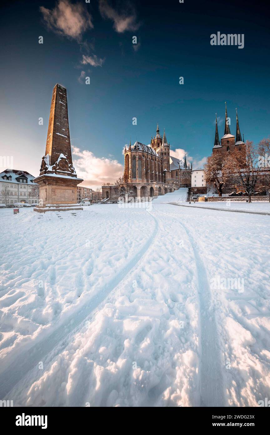 Der Erfurter Domplatz ist bedeckt von Schnee. In den frühen Morgenstunden, während des Sonnenaufgangs, glänzt der Dom und St. Severi in strahlendem Licht, erhaben auf dem Domberg. Erfurt, 19.01.2024 *** der Erfurter Domplatz ist in den frühen Morgenstunden schneebedeckt, bei Sonnenaufgang leuchten Dom und Severi in strahlendem Licht, auf dem Domberg Erfurt, 19 01 2024 Foto:XM.xKremerx/xFuturexImagex erfurt 4104 Stockfoto