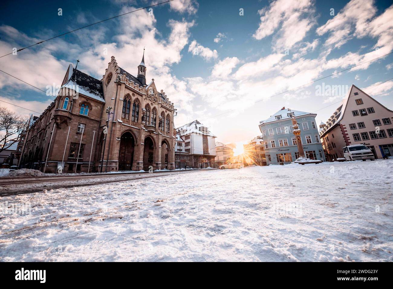 Der Erfurter Fischmarkt vor dem Rathaus ist bedeckt von Schnee. In den frühen Morgenstunden, während des Sonnenaufgangs glänzt das Rathaus in strahlendem Licht. Erfurt, 19.01.2024 *** der Erfurter Fischmarkt vor dem Rathaus ist in den frühen Morgenstunden mit Schnee bedeckt, während Sonnenaufgang leuchtet das Rathaus in hellem Licht Erfurt, 19 01 2024 Foto:XM.xKremerx/xFuturexImagex erfurt 4110 Stockfoto