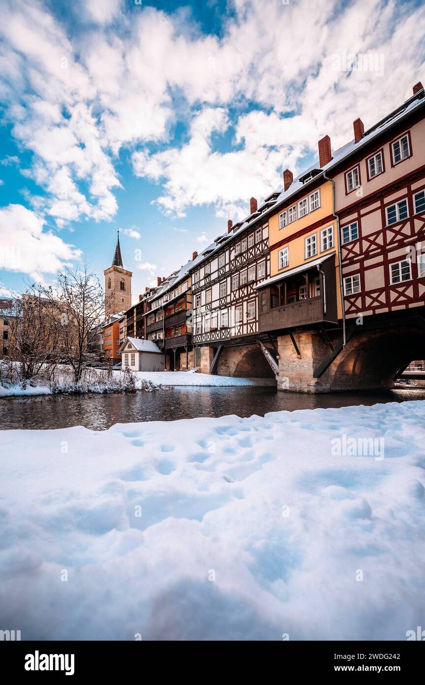 Die Erfurter Krämerbrücke ist bedeckt von Schnee. In den frühen Morgenstunden, während des Sonnenaufgangs, glänzt die Brücke in strahlendem Licht. Die Krämerbrücke ist die längste durchgehend mit Häusern bebaut und bewohnte Brücke Europas und somit ein Touristenmagnet. Erfurt, 19.01.2024 *** Erfurts Krämerbrücke ist in den frühen Morgenstunden schneebedeckt, während Sonnenaufgang leuchtet die Brücke in brillantem Licht die Krämerbrücke ist die längste Brücke Europas, die ständig bebaut ist und von Häusern bewohnt wird. 19 01 2024 Foto:XM.xKremerx/xFuturexIma Stockfoto
