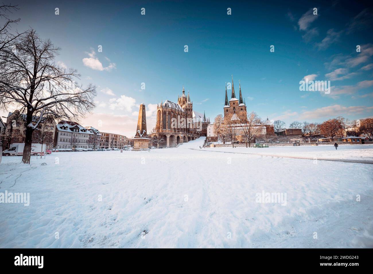 Der Erfurter Domplatz ist bedeckt von Schnee. In den frühen Morgenstunden, während des Sonnenaufgangs, glänzt der Dom und St. Severi in strahlendem Licht, erhaben auf dem Domberg. Erfurt, 19.01.2024 *** der Erfurter Domplatz ist in den frühen Morgenstunden schneebedeckt, bei Sonnenaufgang leuchten Dom und Severi in strahlendem Licht, auf dem Domberg Erfurt, 19 01 2024 Foto:XM.xKremerx/xFuturexImagex erfurt 4106 Stockfoto