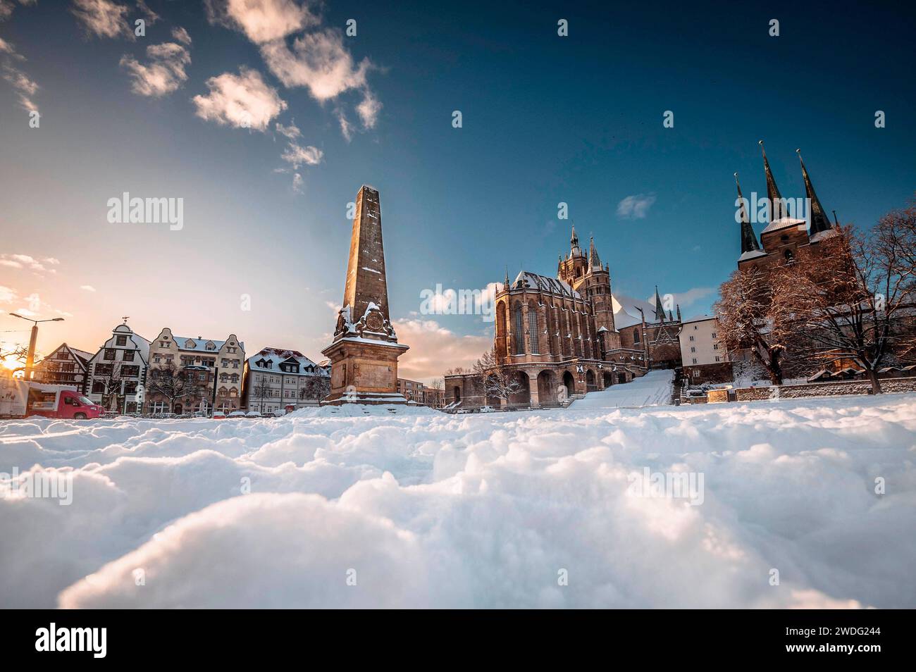 Der Erfurter Domplatz ist bedeckt von Schnee. In den frühen Morgenstunden, während des Sonnenaufgangs, glänzt der Dom und St. Severi in strahlendem Licht, erhaben auf dem Domberg. Erfurt, 19.01.2024 *** der Erfurter Domplatz ist in den frühen Morgenstunden schneebedeckt, bei Sonnenaufgang leuchten Dom und Severi in strahlendem Licht, auf dem Domberg Erfurt, 19 01 2024 Foto:XM.xKremerx/xFuturexImagex erfurt 4103 Stockfoto