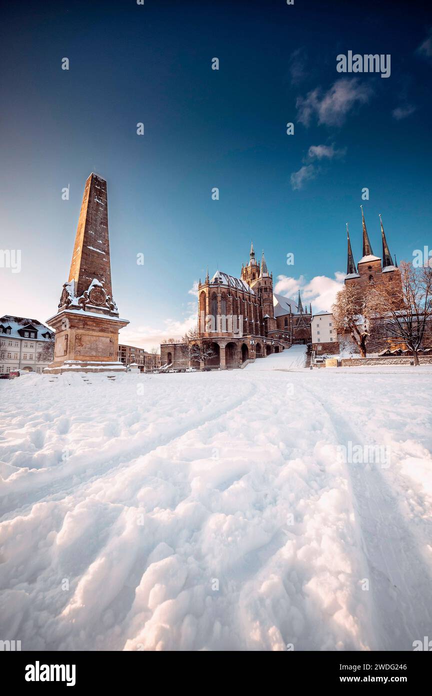 Der Erfurter Domplatz ist bedeckt von Schnee. In den frühen Morgenstunden, während des Sonnenaufgangs, glänzt der Dom und St. Severi in strahlendem Licht, erhaben auf dem Domberg. Erfurt, 19.01.2024 *** der Erfurter Domplatz ist in den frühen Morgenstunden schneebedeckt, bei Sonnenaufgang leuchten Dom und Severi in strahlendem Licht, auf dem Domberg Erfurt, 19 01 2024 Foto:XM.xKremerx/xFuturexImagex erfurt 4105 Stockfoto