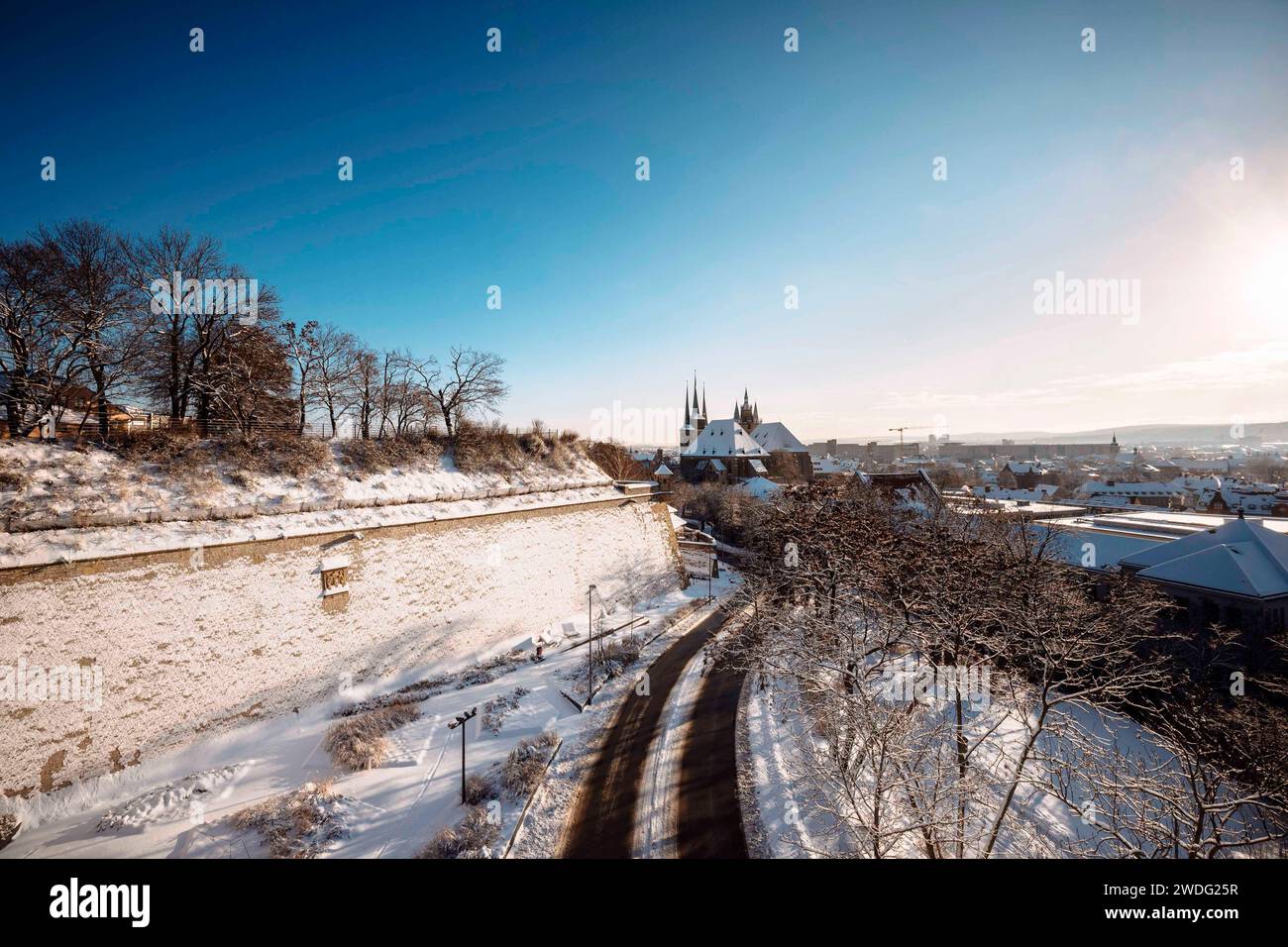 Der Erfurter Petersberg ist bedeckt von Schnee. In den frühen Morgenstunden, während des Sonnenaufgangs, glänzt der Dom in strahlendem Licht. Mit Blick über die ganze Stadt ist der Petersberg immer eine Attraktion für Touristen. Erfurt, 19.01.2024 *** Erfurts Petersberg ist in den frühen Morgenstunden schneebedeckt, bei Sonnenaufgang erstrahlt der Dom in brillantem Licht mit Blick über die ganze Stadt, der Petersberg ist immer eine Attraktion für Touristen Erfurt, 19 01 2024 Foto:XM.xKremerx/xFuturexImagex erfurt 4125 Stockfoto