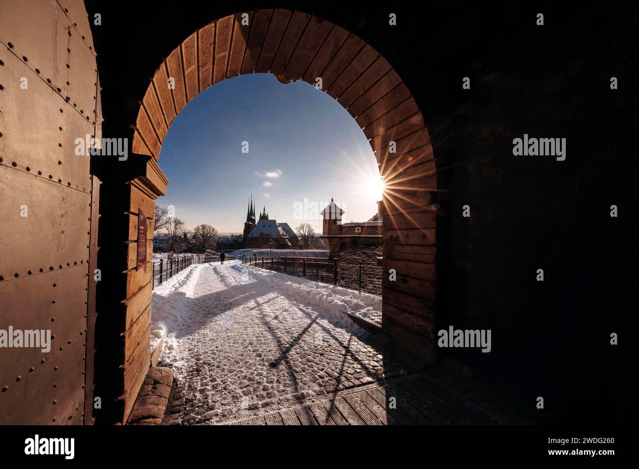 Der Erfurter Petersberg ist bedeckt von Schnee. In den frühen Morgenstunden, während des Sonnenaufgangs, glänzt der Dom in strahlendem Licht. Mit Blick über die ganze Stadt ist der Petersberg immer eine Attraktion für Touristen. Erfurt, 19.01.2024 *** Erfurts Petersberg ist in den frühen Morgenstunden schneebedeckt, bei Sonnenaufgang erstrahlt der Dom in brillantem Licht mit Blick über die ganze Stadt, der Petersberg ist immer eine Attraktion für Touristen Erfurt, 19 01 2024 Foto:XM.xKremerx/xFuturexImagex erfurt 4131 Stockfoto