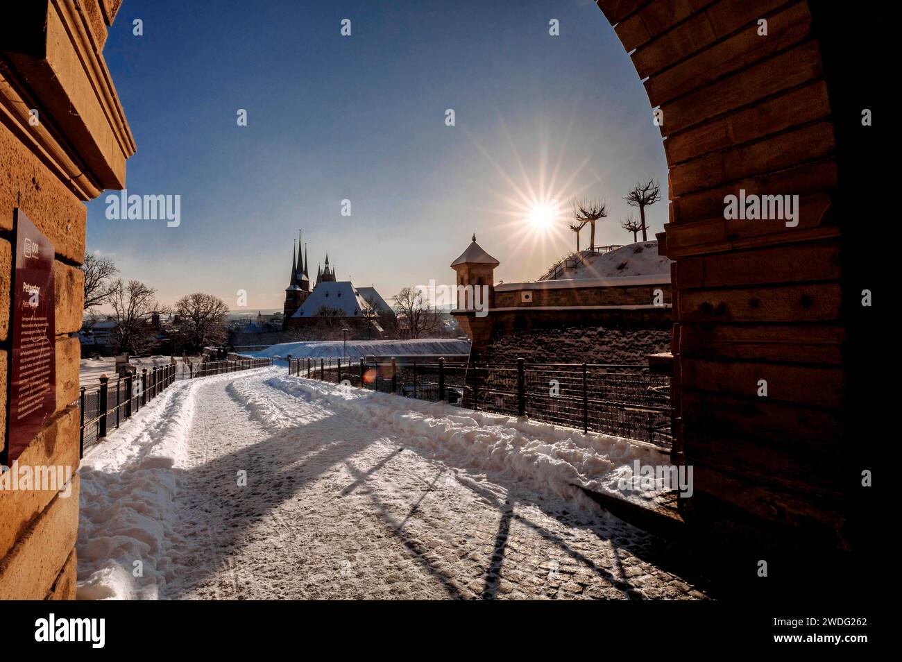 Der Erfurter Petersberg ist bedeckt von Schnee. In den frühen Morgenstunden, während des Sonnenaufgangs, glänzt der Dom in strahlendem Licht. Mit Blick über die ganze Stadt ist der Petersberg immer eine Attraktion für Touristen. Erfurt, 19.01.2024 *** Erfurts Petersberg ist in den frühen Morgenstunden schneebedeckt, bei Sonnenaufgang erstrahlt der Dom in brillantem Licht mit Blick über die ganze Stadt, der Petersberg ist immer eine Attraktion für Touristen Erfurt, 19 01 2024 Foto:XM.xKremerx/xFuturexImagex erfurt 4130 Stockfoto