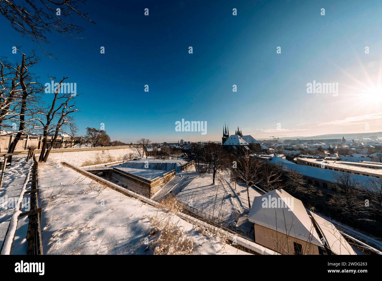 Der Erfurter Petersberg ist bedeckt von Schnee. In den frühen Morgenstunden, während des Sonnenaufgangs, glänzt der Dom in strahlendem Licht. Mit Blick über die ganze Stadt ist der Petersberg immer eine Attraktion für Touristen. Erfurt, 19.01.2024 *** Erfurts Petersberg ist in den frühen Morgenstunden schneebedeckt, bei Sonnenaufgang erstrahlt der Dom in brillantem Licht mit Blick über die ganze Stadt, der Petersberg ist immer eine Attraktion für Touristen Erfurt, 19 01 2024 Foto:XM.xKremerx/xFuturexImagex erfurt 4124 Stockfoto