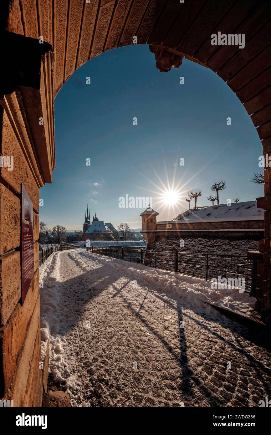 Der Erfurter Petersberg ist bedeckt von Schnee. In den frühen Morgenstunden, während des Sonnenaufgangs, glänzt der Dom in strahlendem Licht. Mit Blick über die ganze Stadt ist der Petersberg immer eine Attraktion für Touristen. Erfurt, 19.01.2024 *** Erfurts Petersberg ist in den frühen Morgenstunden schneebedeckt, bei Sonnenaufgang erstrahlt der Dom in brillantem Licht mit Blick über die ganze Stadt, der Petersberg ist immer eine Attraktion für Touristen Erfurt, 19 01 2024 Foto:XM.xKremerx/xFuturexImagex erfurt 4128 Stockfoto