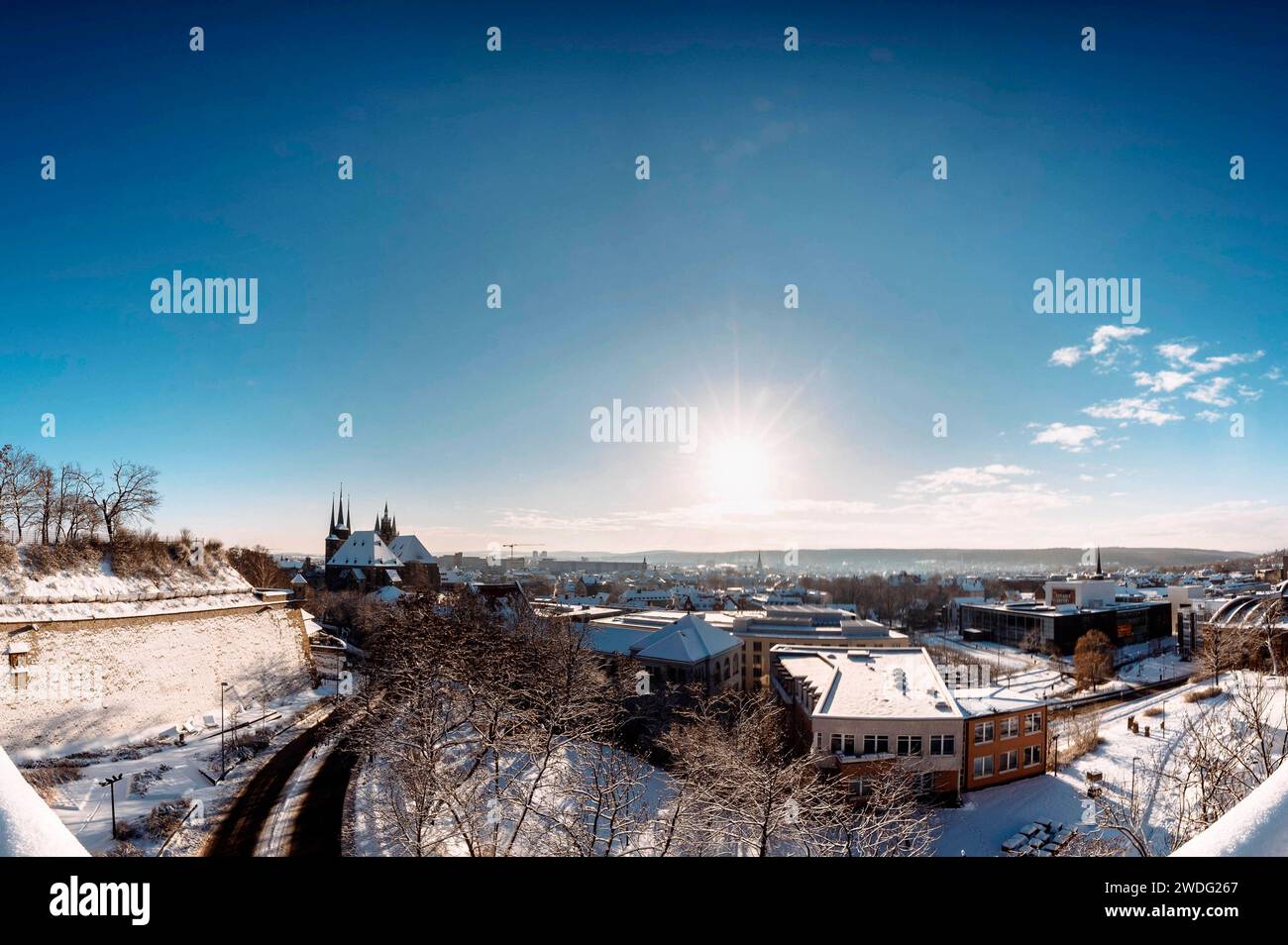 Der Erfurter Petersberg ist bedeckt von Schnee. In den frühen Morgenstunden, während des Sonnenaufgangs, glänzt der Dom in strahlendem Licht. Mit Blick über die ganze Stadt ist der Petersberg immer eine Attraktion für Touristen. Erfurt, 19.01.2024 *** Erfurts Petersberg ist in den frühen Morgenstunden schneebedeckt, bei Sonnenaufgang erstrahlt der Dom in brillantem Licht mit Blick über die ganze Stadt, der Petersberg ist immer eine Attraktion für Touristen Erfurt, 19 01 2024 Foto:XM.xKremerx/xFuturexImagex erfurt 4123 Stockfoto