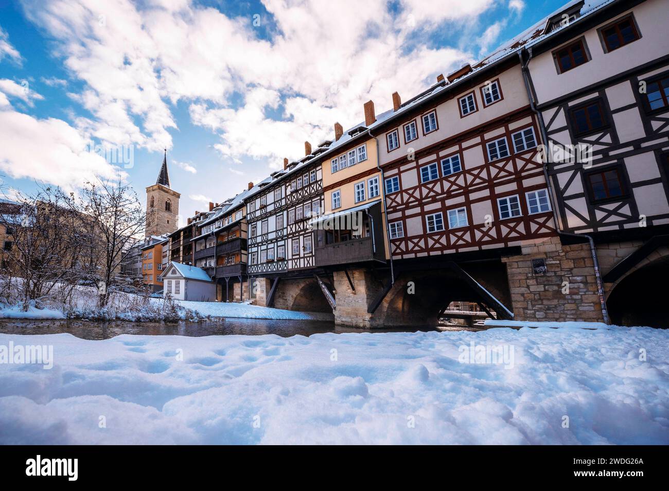 Die Erfurter Krämerbrücke ist bedeckt von Schnee. In den frühen Morgenstunden, während des Sonnenaufgangs, glänzt die Brücke in strahlendem Licht. Die Krämerbrücke ist die längste durchgehend mit Häusern bebaut und bewohnte Brücke Europas und somit ein Touristenmagnet. Erfurt, 19.01.2024 *** Erfurts Krämerbrücke ist in den frühen Morgenstunden schneebedeckt, während Sonnenaufgang leuchtet die Brücke in brillantem Licht die Krämerbrücke ist die längste Brücke Europas, die ständig bebaut ist und von Häusern bewohnt wird. 19 01 2024 Foto:XM.xKremerx/xFuturexIma Stockfoto