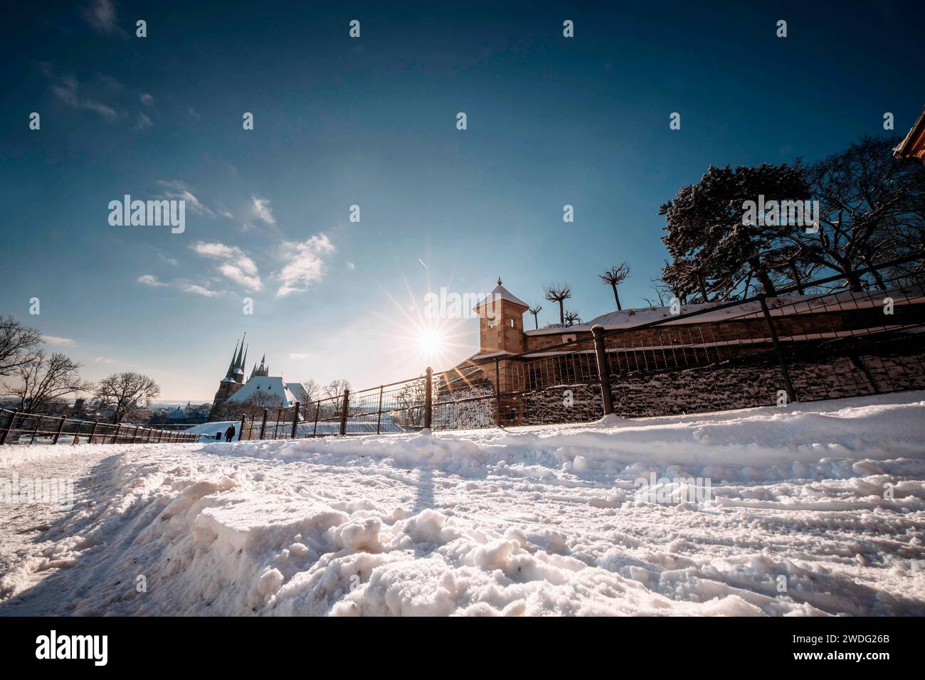 Der Erfurter Petersberg ist bedeckt von Schnee. In den frühen Morgenstunden, während des Sonnenaufgangs, glänzt der Dom in strahlendem Licht. Mit Blick über die ganze Stadt ist der Petersberg immer eine Attraktion für Touristen. Erfurt, 19.01.2024 *** Erfurts Petersberg ist in den frühen Morgenstunden schneebedeckt, bei Sonnenaufgang erstrahlt der Dom in brillantem Licht mit Blick über die ganze Stadt, der Petersberg ist immer eine Attraktion für Touristen Erfurt, 19 01 2024 Foto:XM.xKremerx/xFuturexImagex erfurt 4132 Stockfoto