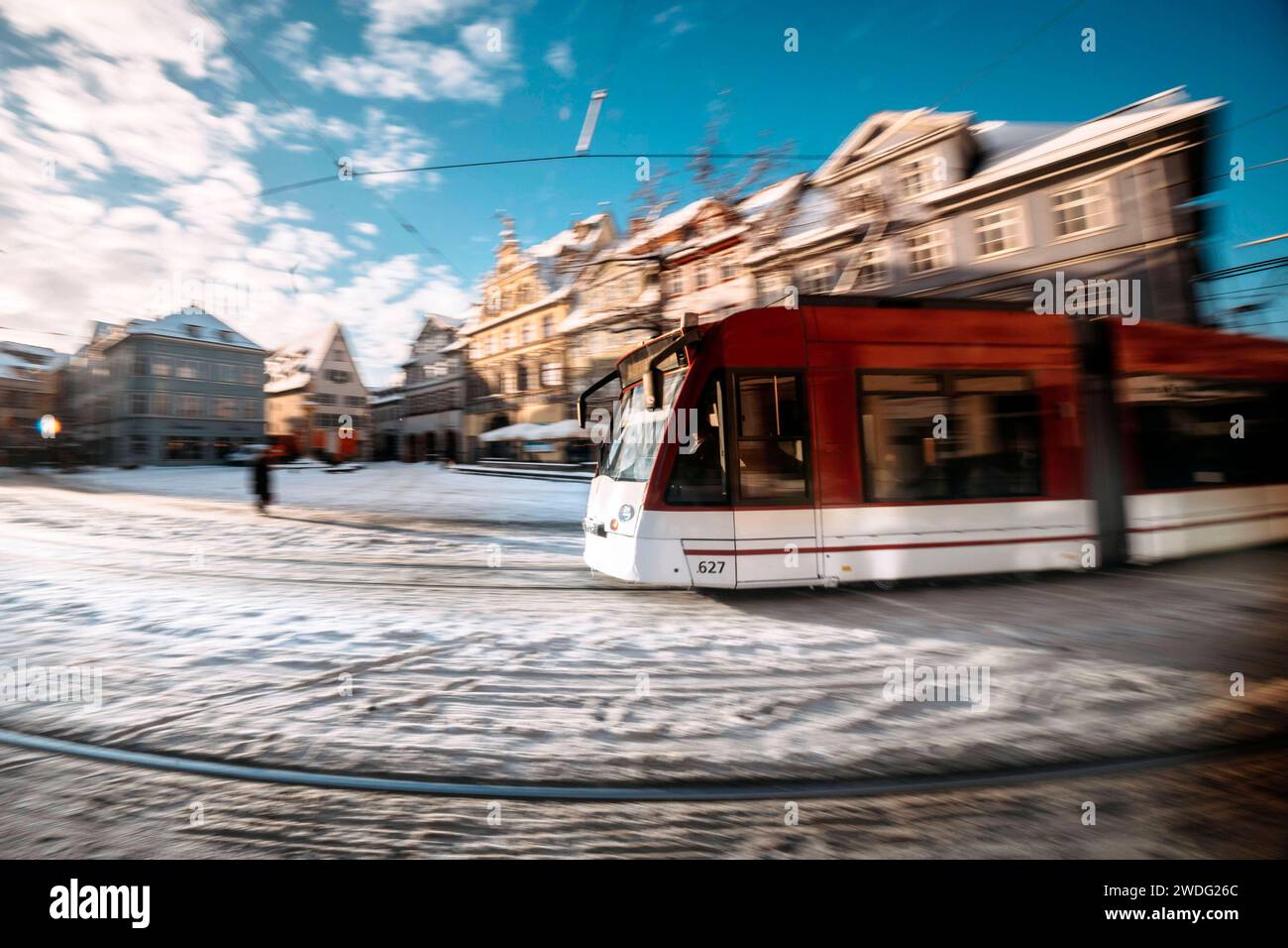 Der Erfurter Fischmarkt vor dem Rathaus ist bedeckt von Schnee. In den frühen Morgenstunden, während des Sonnenaufgangs, glänzt die vorbeifahrende Straßenbahn in strahlendem Licht. Erfurt, 19.01.2024 *** der Erfurter Fischmarkt vor dem Rathaus ist in den frühen Morgenstunden schneebedeckt, bei Sonnenaufgang schimmert die vorbeifahrende Straßenbahn im hellen Licht Erfurt, 19 01 2024 Foto:XM.xKremerx/xFuturexImagex erfurt 4119 Stockfoto