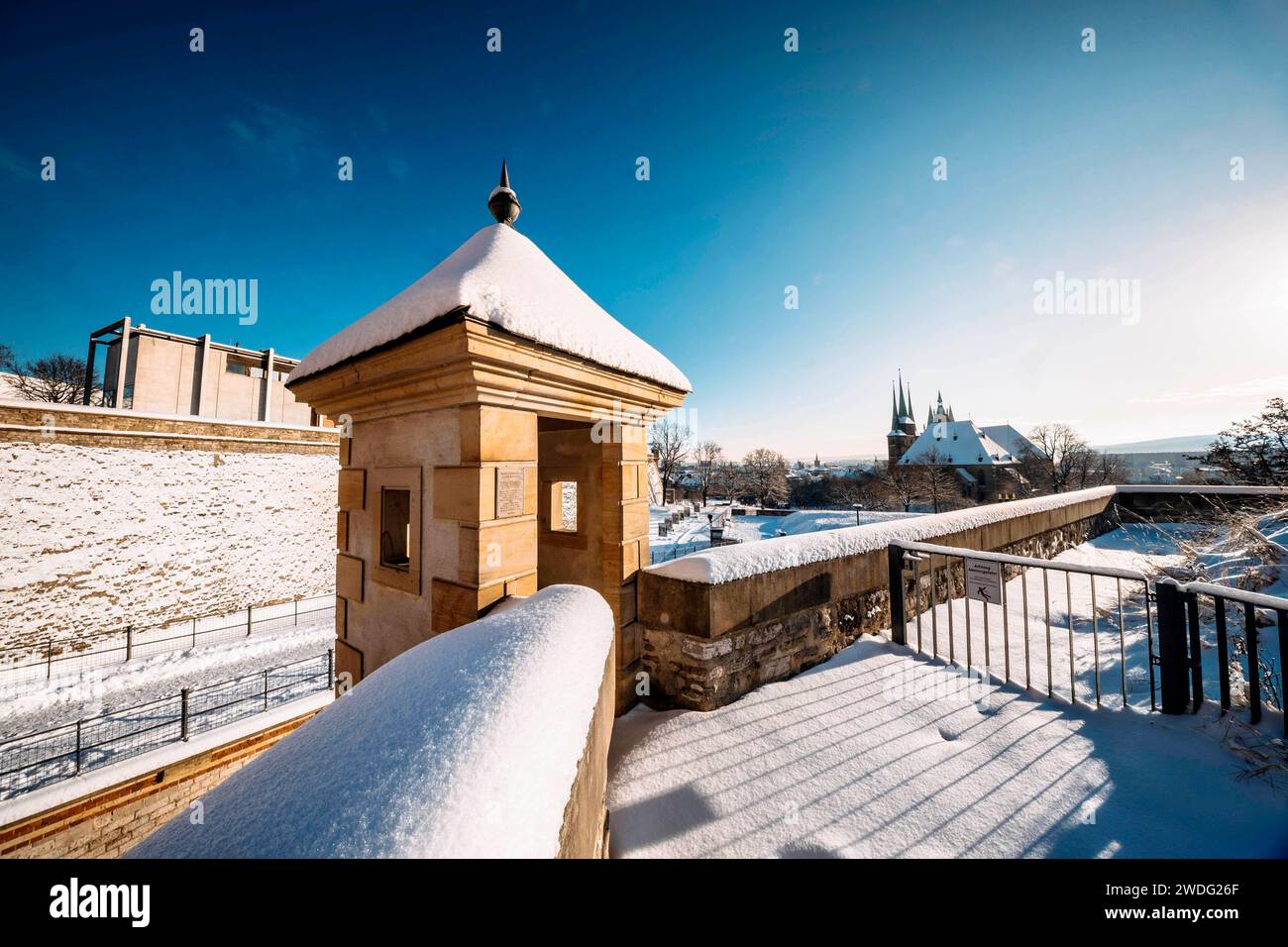 Der Erfurter Petersberg ist bedeckt von Schnee. In den frühen Morgenstunden, während des Sonnenaufgangs, glänzt der Dom in strahlendem Licht. Mit Blick über die ganze Stadt ist der Petersberg immer eine Attraktion für Touristen. Erfurt, 19.01.2024 *** Erfurts Petersberg ist in den frühen Morgenstunden schneebedeckt, bei Sonnenaufgang erstrahlt der Dom in brillantem Licht mit Blick über die ganze Stadt, der Petersberg ist immer eine Attraktion für Touristen Erfurt, 19 01 2024 Foto:XM.xKremerx/xFuturexImagex erfurt 4127 Stockfoto