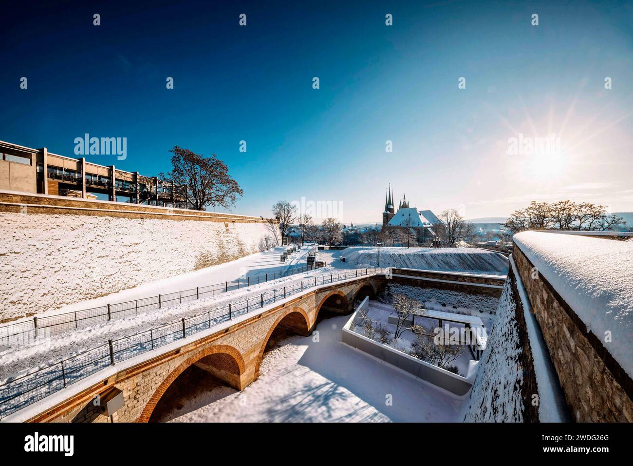 Der Erfurter Petersberg ist bedeckt von Schnee. In den frühen Morgenstunden, während des Sonnenaufgangs, glänzt der Dom in strahlendem Licht. Mit Blick über die ganze Stadt ist der Petersberg immer eine Attraktion für Touristen. Erfurt, 19.01.2024 *** Erfurts Petersberg ist in den frühen Morgenstunden schneebedeckt, bei Sonnenaufgang erstrahlt der Dom in brillantem Licht mit Blick über die ganze Stadt, der Petersberg ist immer eine Attraktion für Touristen Erfurt, 19 01 2024 Foto:XM.xKremerx/xFuturexImagex erfurt 4126 Stockfoto