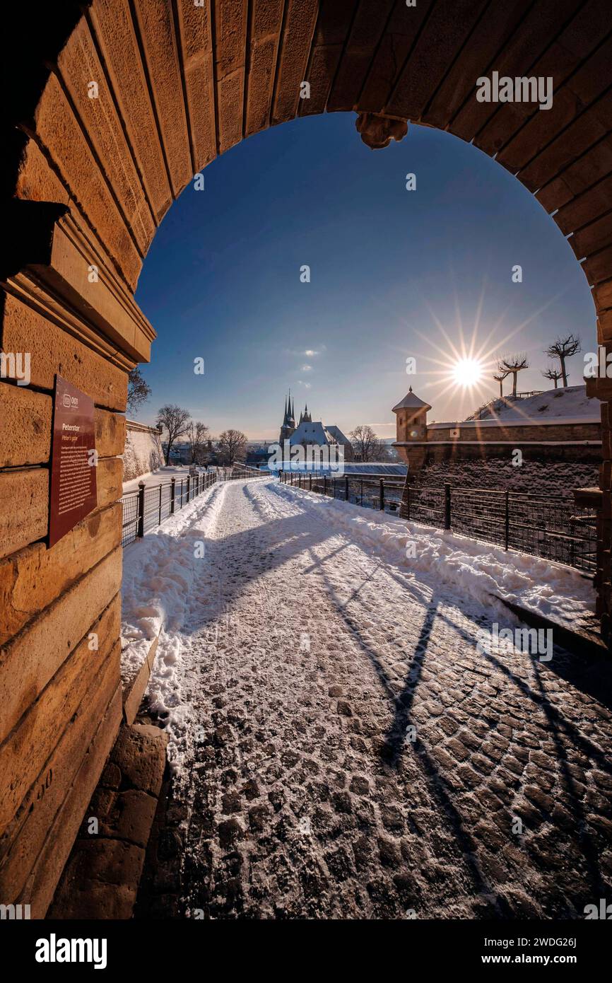 Der Erfurter Petersberg ist bedeckt von Schnee. In den frühen Morgenstunden, während des Sonnenaufgangs, glänzt der Dom in strahlendem Licht. Mit Blick über die ganze Stadt ist der Petersberg immer eine Attraktion für Touristen. Erfurt, 19.01.2024 *** Erfurts Petersberg ist in den frühen Morgenstunden schneebedeckt, bei Sonnenaufgang erstrahlt der Dom in brillantem Licht mit Blick über die ganze Stadt, der Petersberg ist immer eine Attraktion für Touristen Erfurt, 19 01 2024 Foto:XM.xKremerx/xFuturexImagex erfurt 4129 Stockfoto
