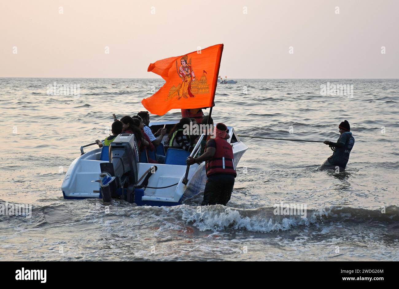 Mumbai, Maharashtra, Indien. Januar 2024. Eine Flagge der hinduistischen Gottheit Lord RAM wird auf einem Schnellboot am Juhu Beach in Mumbai gehisst. Die Einweihungszeremonie des Götzenbildes des Hindugottes Lord RAM findet am 22. Januar 2024 in der heiligen Stadt Ayodhya im Bundesstaat Uttar Pradesh statt. (Credit Image: © Ashish Vaishnav/SOPA Images via ZUMA Press Wire) NUR REDAKTIONELLE VERWENDUNG! Nicht für kommerzielle ZWECKE! Stockfoto