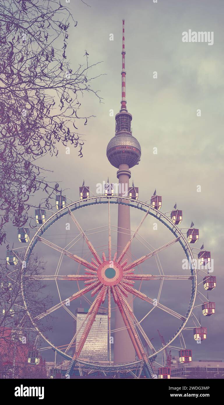 Farbiges Foto des Riesenrads in Berlin in der Abenddämmerung, Deutschland. Stockfoto