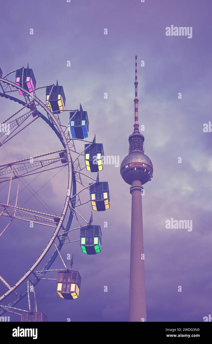 Farbiges Foto des Riesenrads in Berlin in der Abenddämmerung, Deutschland. Stockfoto