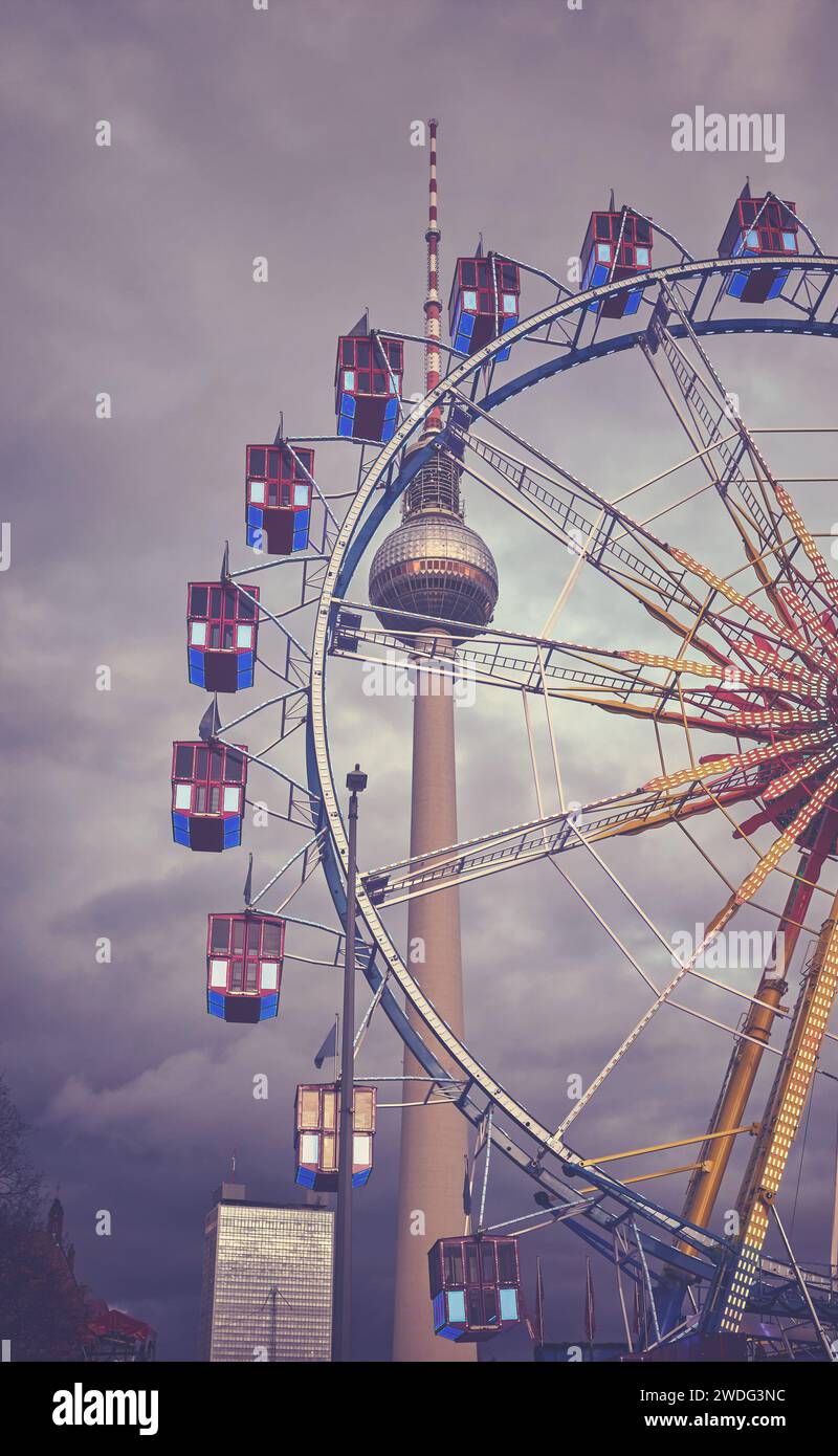 Farbiges Foto des Riesenrads in Berlin in der Abenddämmerung, Deutschland. Stockfoto