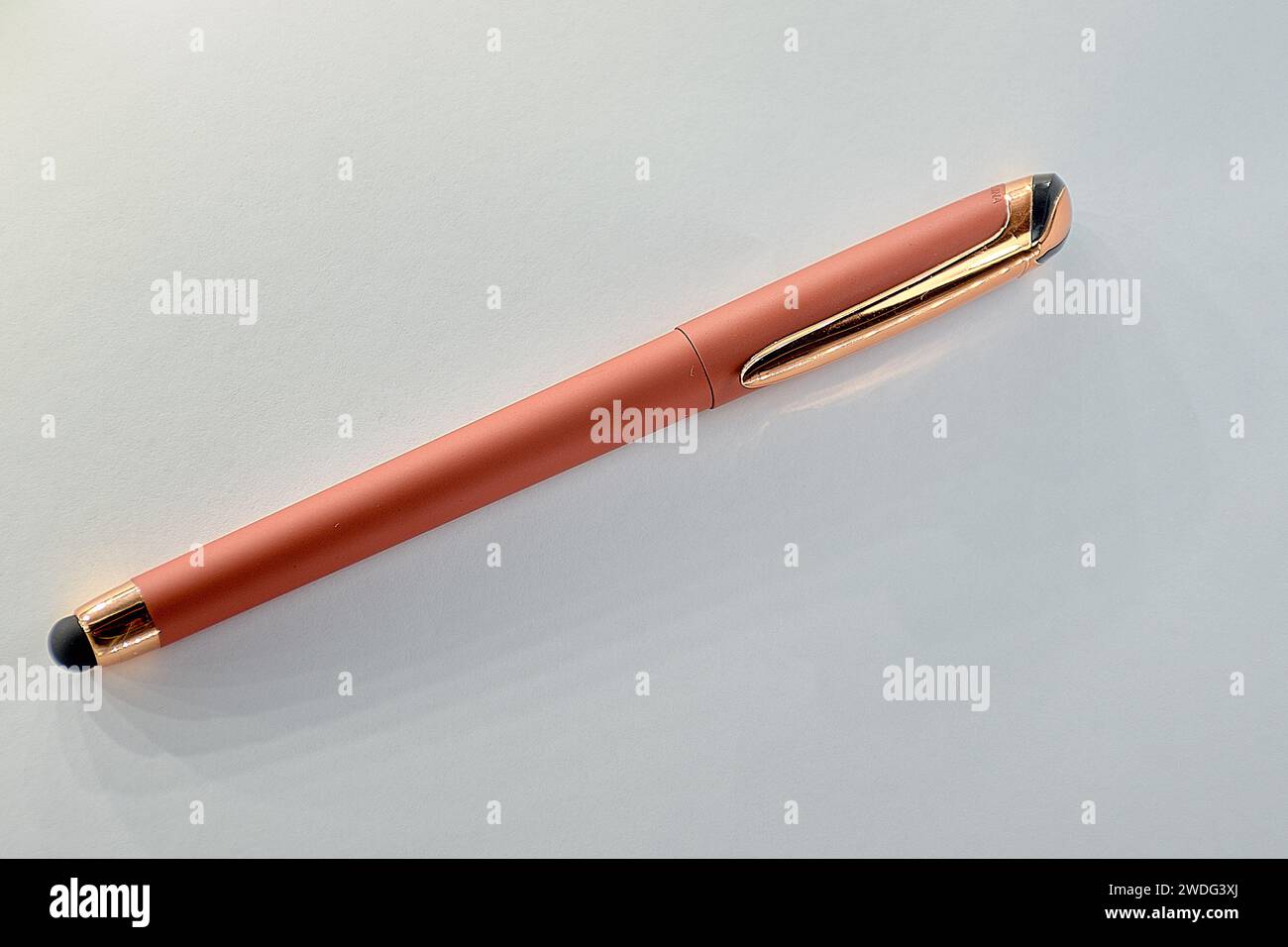 Ein roter Stift, mit einem Pad zum Markieren des Mobiltelefons und goldenen Dekorationen Stockfoto