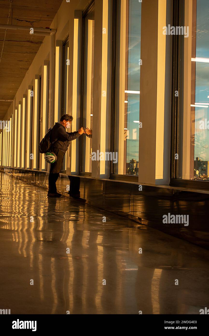 Mann, der Fotos von der 25 Kent Avenue in Williamsburg Brooklyn NYC macht Stockfoto