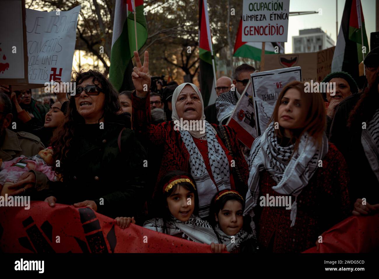 Barcelona, Spanien. Januar 2024. Demonstranten rufen Parolen aus Protest gegen die anhaltenden Angriffe Israels auf den Gazastreifen, die zu zahlreichen Todesfällen unter Zivilisten führten. Sie reagieren auf einen Angriff der islamistischen Organisation Hamas am 7. Oktober. Quelle: Matthias Oesterle/Alamy Live News Stockfoto