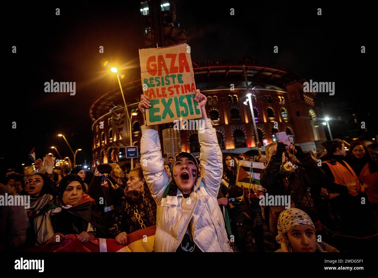 Barcelona, Spanien. Januar 2024. Demonstranten rufen Parolen aus Protest gegen die anhaltenden Angriffe Israels auf den Gazastreifen, die zu zahlreichen Todesfällen unter Zivilisten führten. Sie reagieren auf einen Angriff der islamistischen Organisation Hamas am 7. Oktober. Quelle: Matthias Oesterle/Alamy Live News Stockfoto