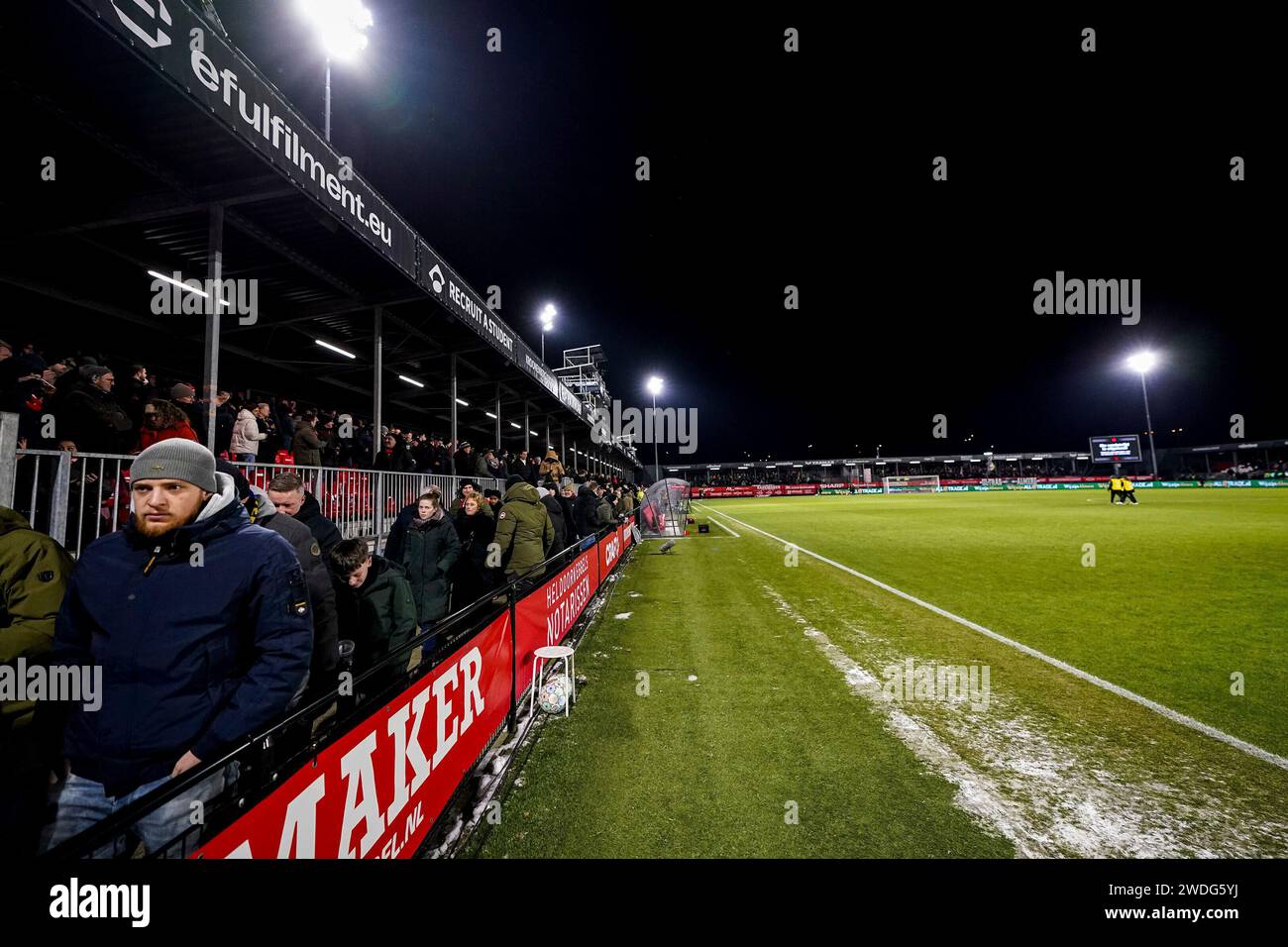 Almere, Niederlande. Januar 2024. ALMERE, NIEDERLANDE - 20. JANUAR: Fans verlassen das Yanmar Stadion, nachdem das Spiel aufgrund eines Eisplatzes vor dem niederländischen Eredivisie-Spiel zwischen Almere City FC und Fortuna Sittard im Yanmar Stadion am 20. Januar 2024 in Almere, Niederlande, abgesagt wurde. (Foto von Rene Nijhuis/Orange Pictures) Credit: dpa/Alamy Live News Stockfoto