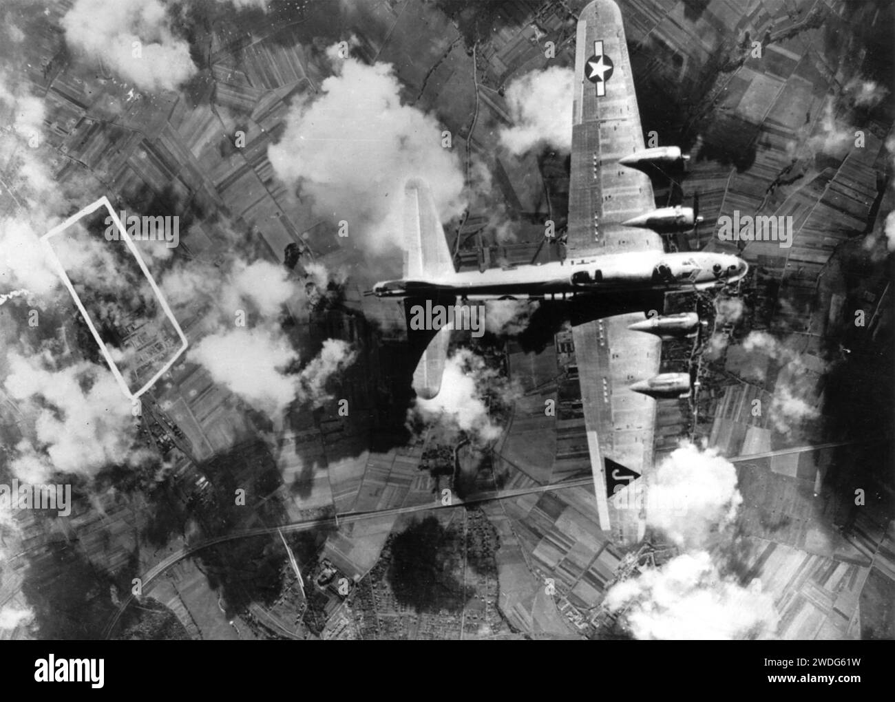B-17G FLIEGENDE FESTUNGEN der US *8th Air Force attackiert das Munitionswerk Bettenhausen 110 Meilen nordwestlich von Köln, 2. Oktober 1944. Die Anlage wurde als Rechteck auf dem Abdruck vom Aufklärungsteam der Basis markiert. Stockfoto
