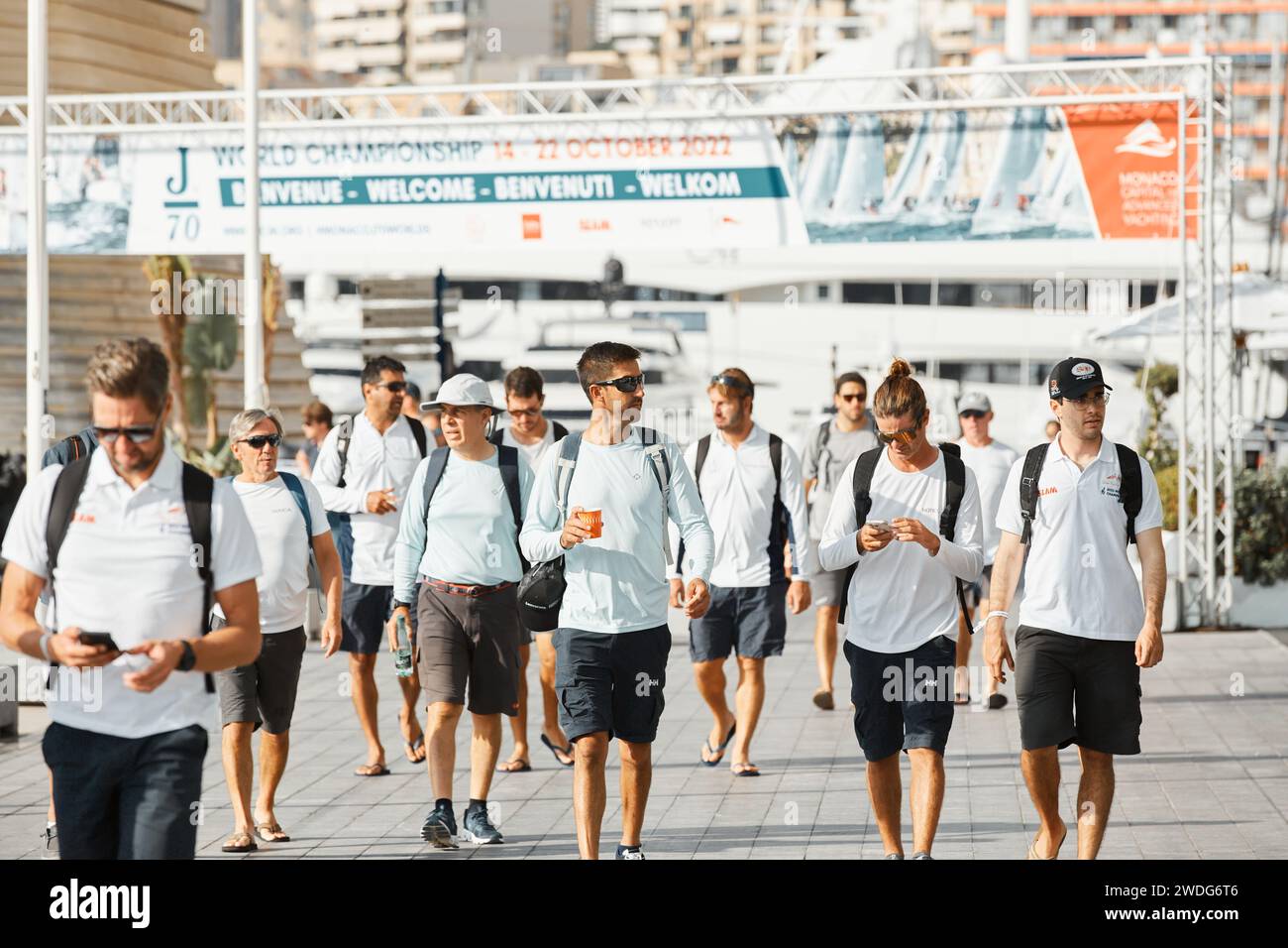 Monaco, Monte-Carlo, 18. Oktober 2022: Eine Gruppe von Seglern, die an dem bevorstehenden Segelrennen teilnehmen, geht zum Yachtclub, Teams aus verschiedenen Ländern Stockfoto