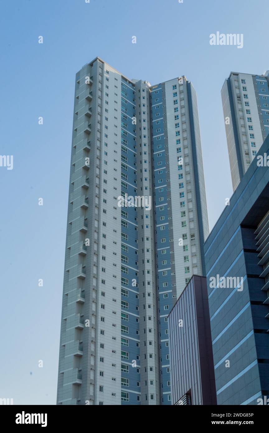 Zwei Hochhäuser erheben sich vor einem hellblauen Himmel in Sintanjin, Südkorea Stockfoto