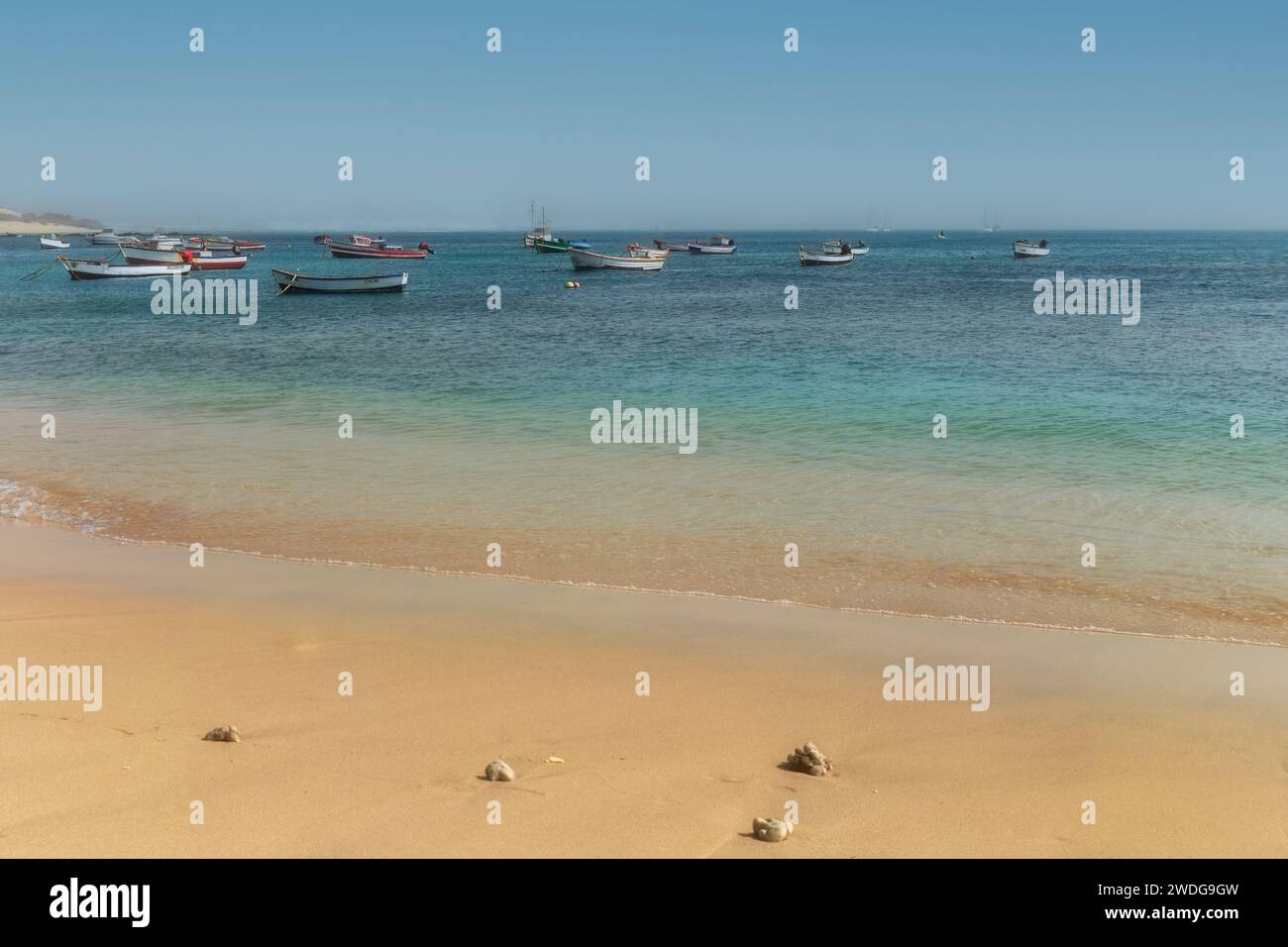 Malerischer Hafen von Sal Rei: Das malerische Hafenleben von Boa Vista. Hochwertige Fotos Stockfoto