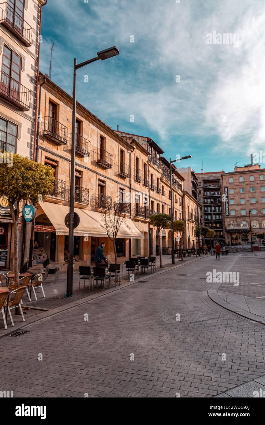 Salamanca, Spanien – 20. FEBRUAR 2022: Allgemeine Architektur und Blick auf die Straße von Salamanca, einer historischen Stadt in der spanischen Region Kastilien und Leon. Stockfoto