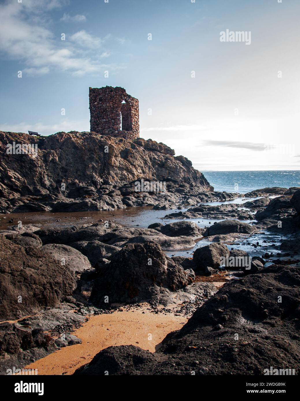 Porträt von Lady's Tower, den Ruinen von Lady Janet Anstruther's Tower in der Nähe von Elie, East Neuk of Fife, Schottland Stockfoto