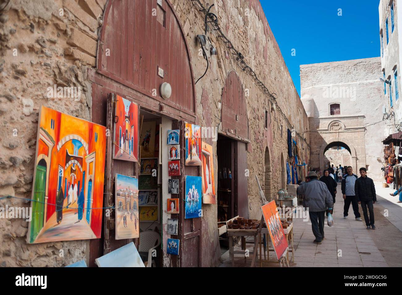 Gasse mit Händlern, Altstadt, Stadtzentrum, Schatten, Städtereise, Städtereise, Markt, Medina, Haus, Gebäude in Essouaira Stockfoto