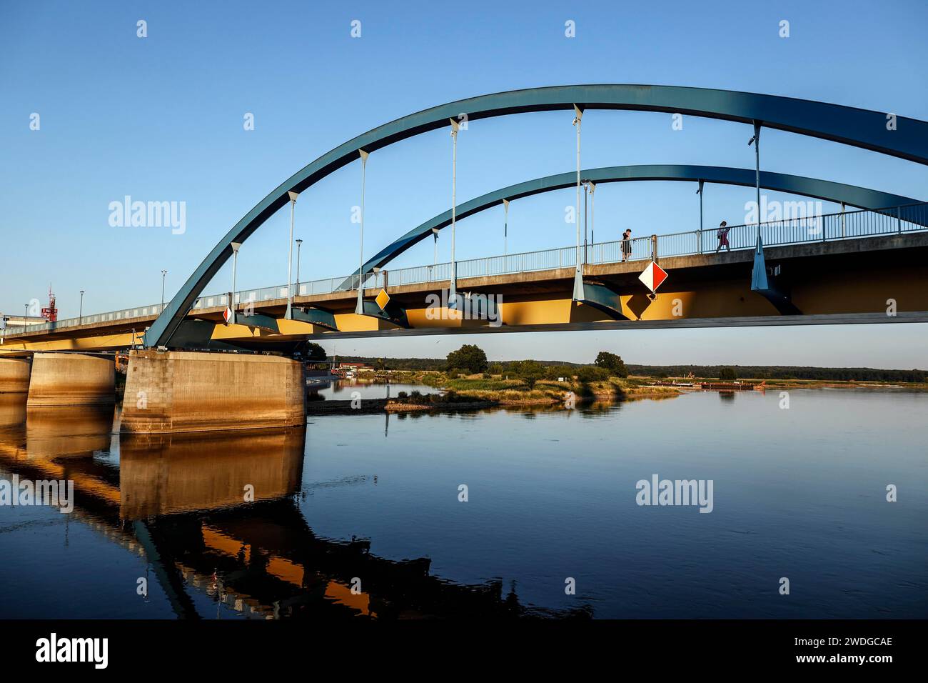 Fußgänger auf der Grenzbrücke zwischen Frankfurt/oder und der polnischen Stadt Slubice Stockfoto