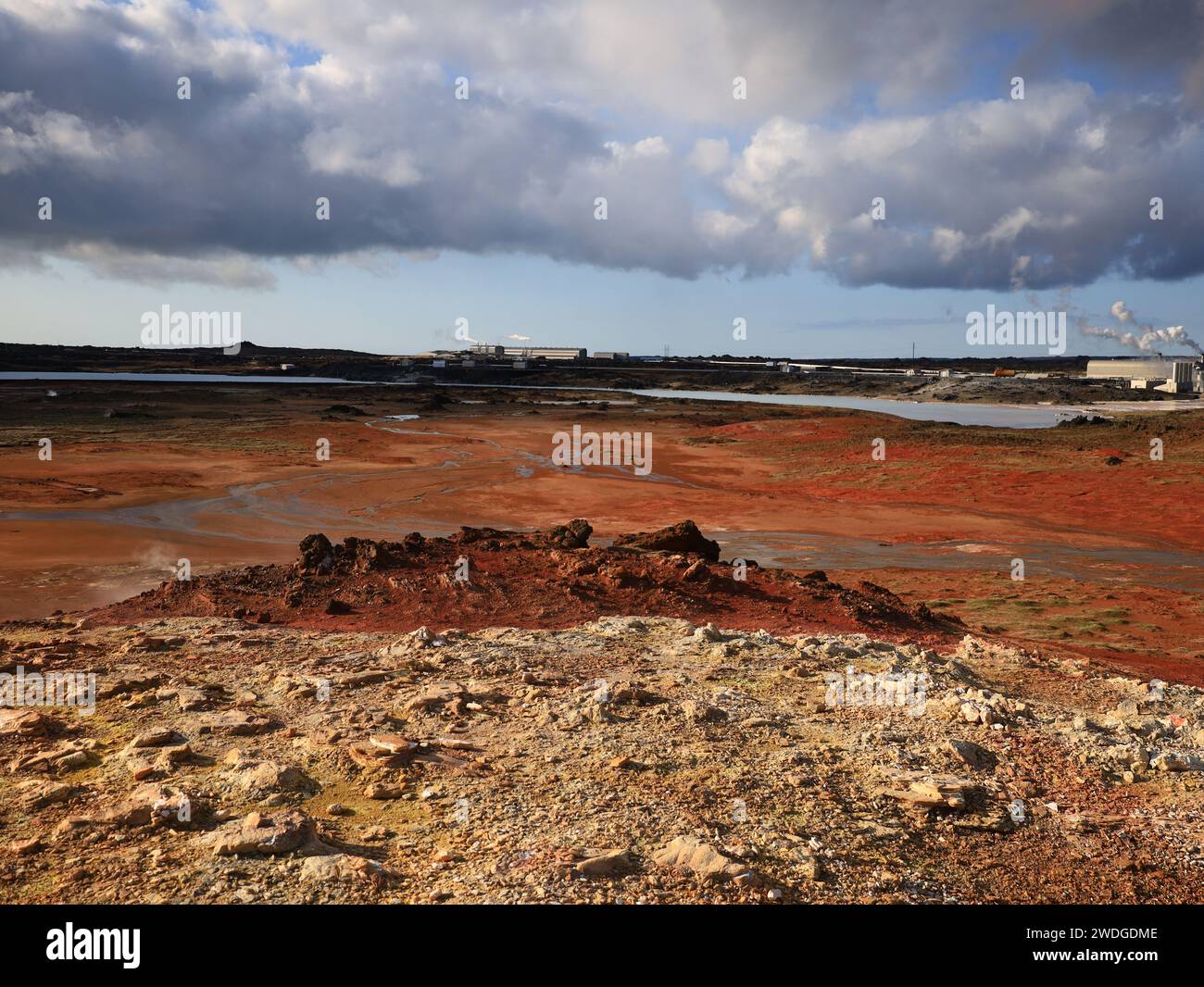 Gunnuhver ist ein beeindruckendes und farbenfrohes geothermisches Feld mit verschiedenen Schlammbecken und Fumarolen im südwestlichen Teil der Reykjanes-Halbinsel Stockfoto