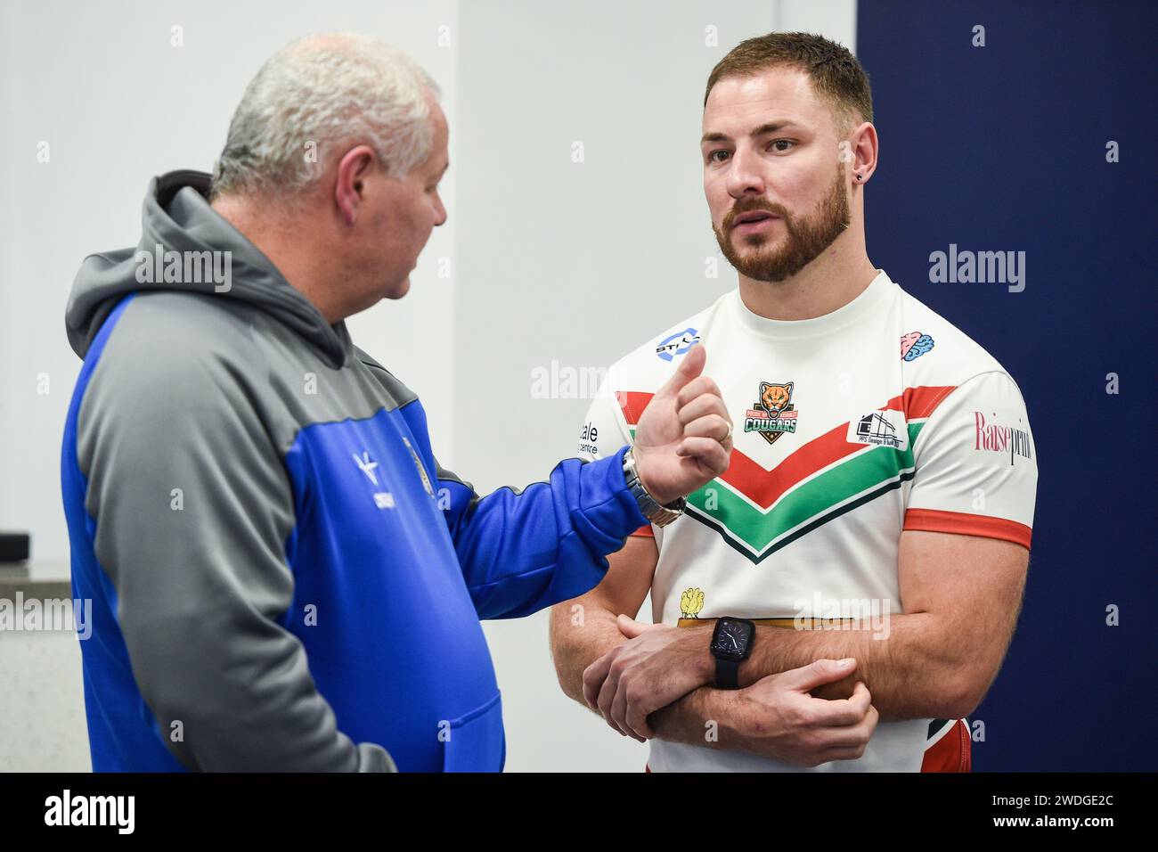Wakefield, England – 19. Januar 2024 – Keighley Cougars Jack Miller spricht mit Carl Hall of Doncaster. Rugby League Championship, League One & 1895 Cup. Staffel Launch und Media Day im DIY Kitchens Stadium, Wakefield, UK Dean Williams Stockfoto