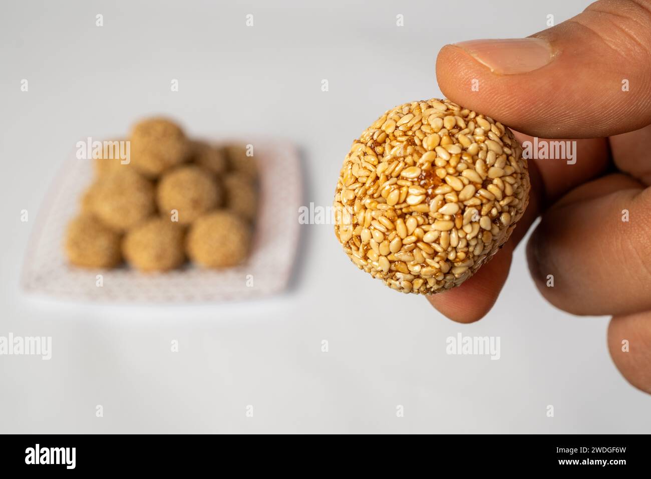 Foto von traditionellen Süßbällchen aus Sesamsamen und Zucker Stockfoto