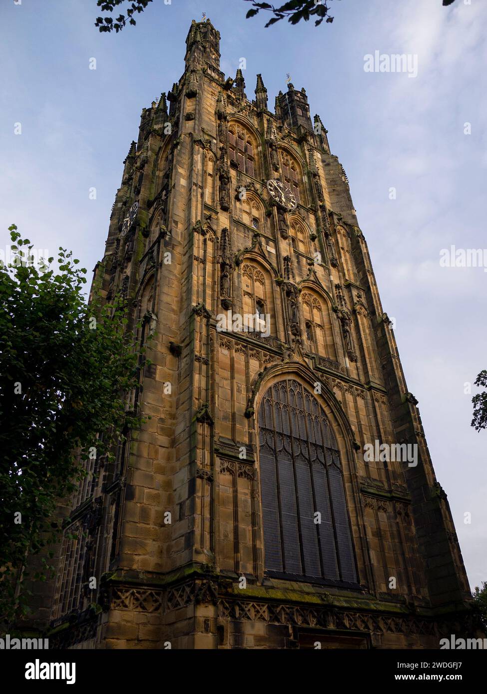 Flacher Blick auf den Turm der Pfarrkirche von St Giles', Church Street, Wrexham, Wrexham County Borough, Wales Stockfoto