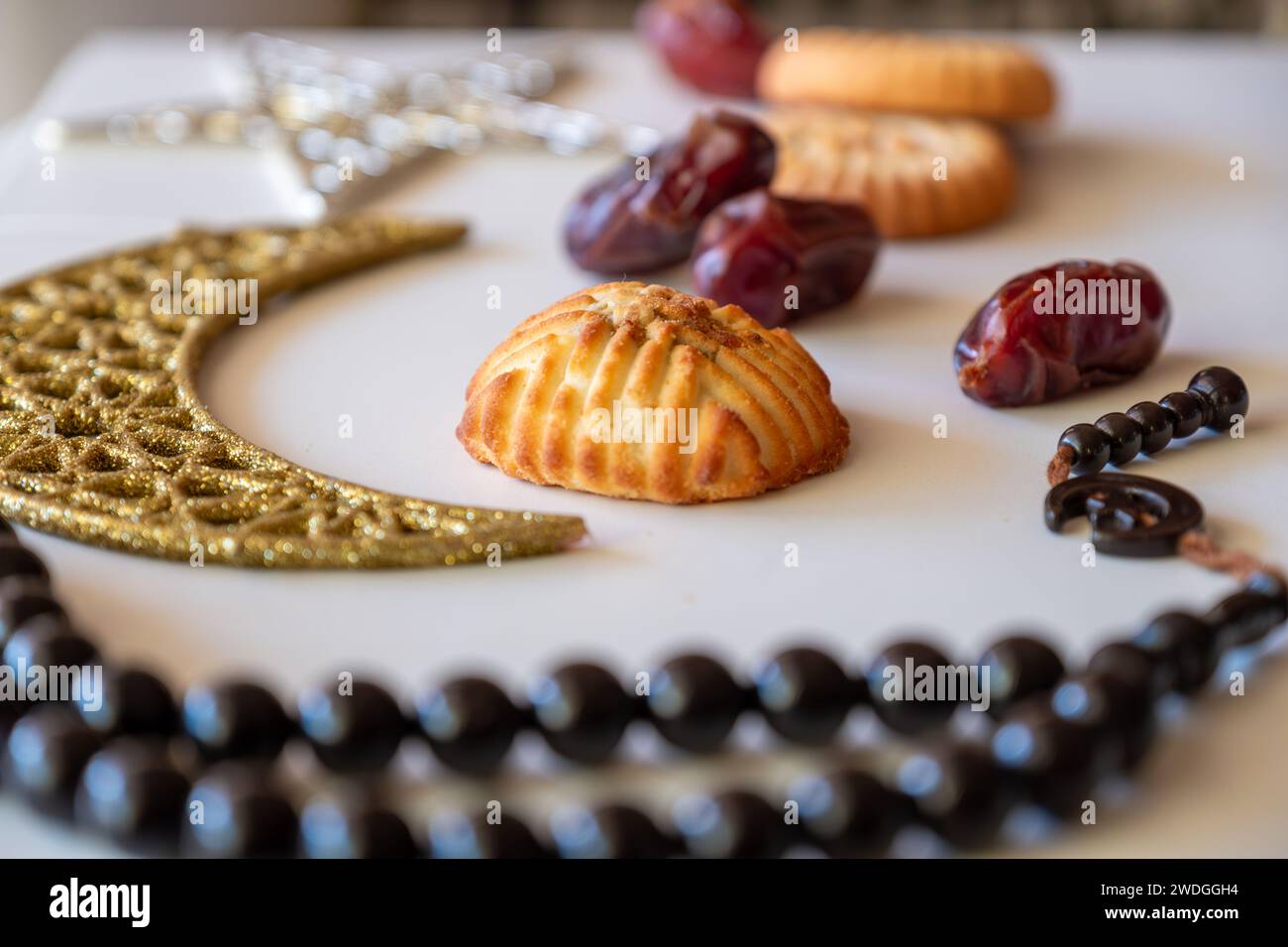 Es gab eine Auswahl an Grießmaamoul-Keksen mit Sichel-, Stern- und Ramadan-Dekorationen. Traditionelle arabische Süßigkeiten für Eid al Adha und Eid al Fitr c Stockfoto