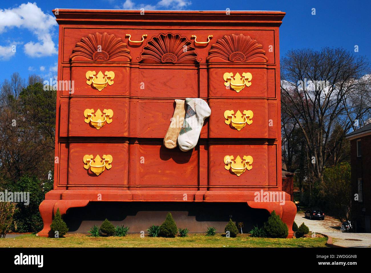 Eine große Kommode in High Point, North Carolina, steht als Denkmal für die Möbelhersteller und Arbeiter, die sie gebaut haben Stockfoto