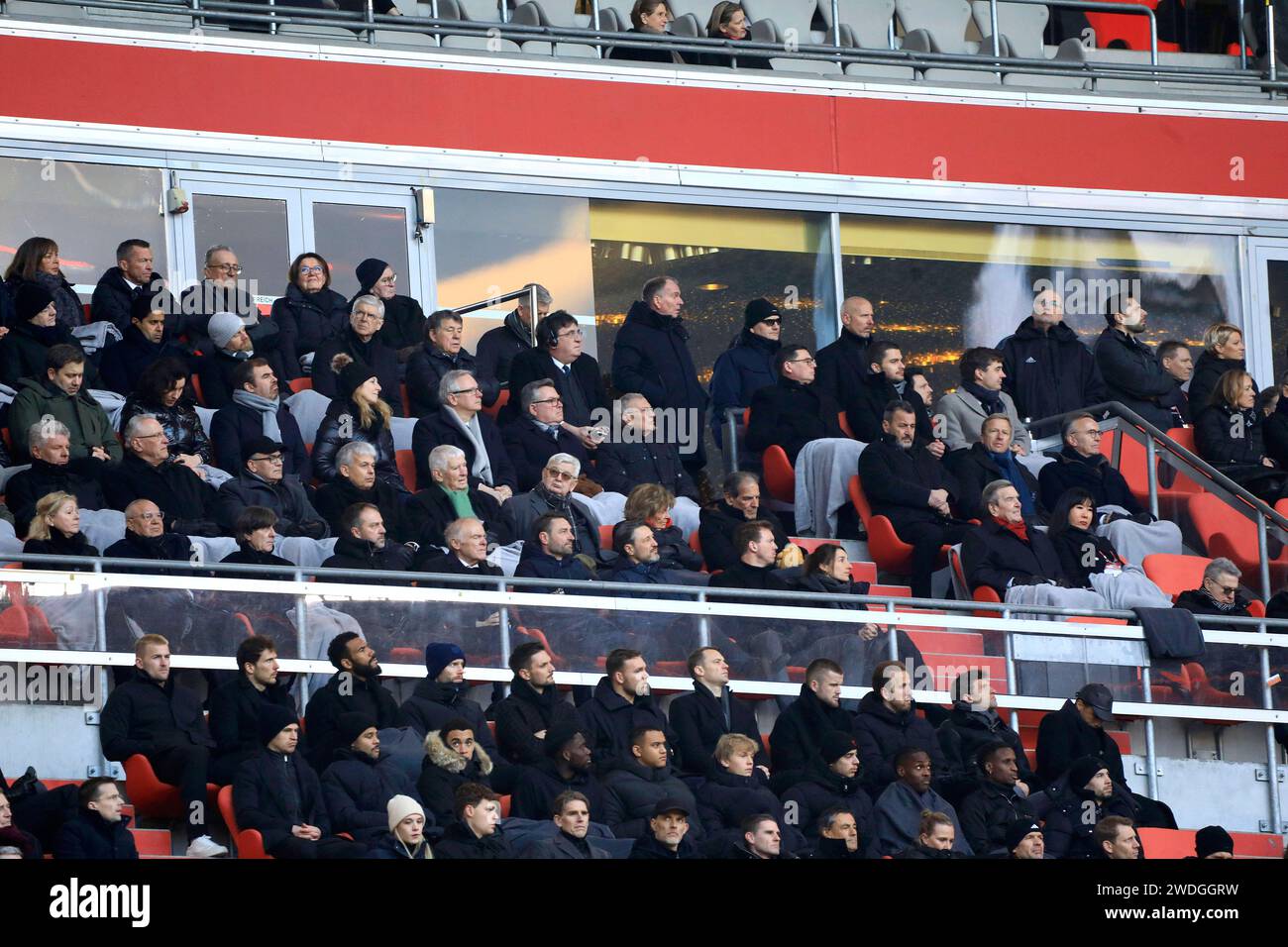 Die Gästetribüne mit Gianni Infantino, Dieter Reiter, Lars Klingbeil, Lothar Matthäus, Dorothee Bär, Felix Magath, Joachim Löw, Hansi Flick, Otto Rehhagel, Otto Schily, Hermann Gerland, Robert Kovac, Joschka Fischer, Niko Kovac, Julian Nagelsmann, Gerhard Schröder, so-yeon Schröder-Kim und Spielern des FC Bayern München bei der Gedenkfeier für Franz Beckenbauer in der Allianz Arena. München, 19.01.2024 *** die Besuchergalerie mit Gianni Infantino, Dieter Reiter, Lars Klingbeil, Lothar Matthäus, Dorothee Bär, Felix Magath, Joachim Löw, Hansi Flick, Otto Rehhagel, Otto Schily, Hermann Gerland, Stockfoto