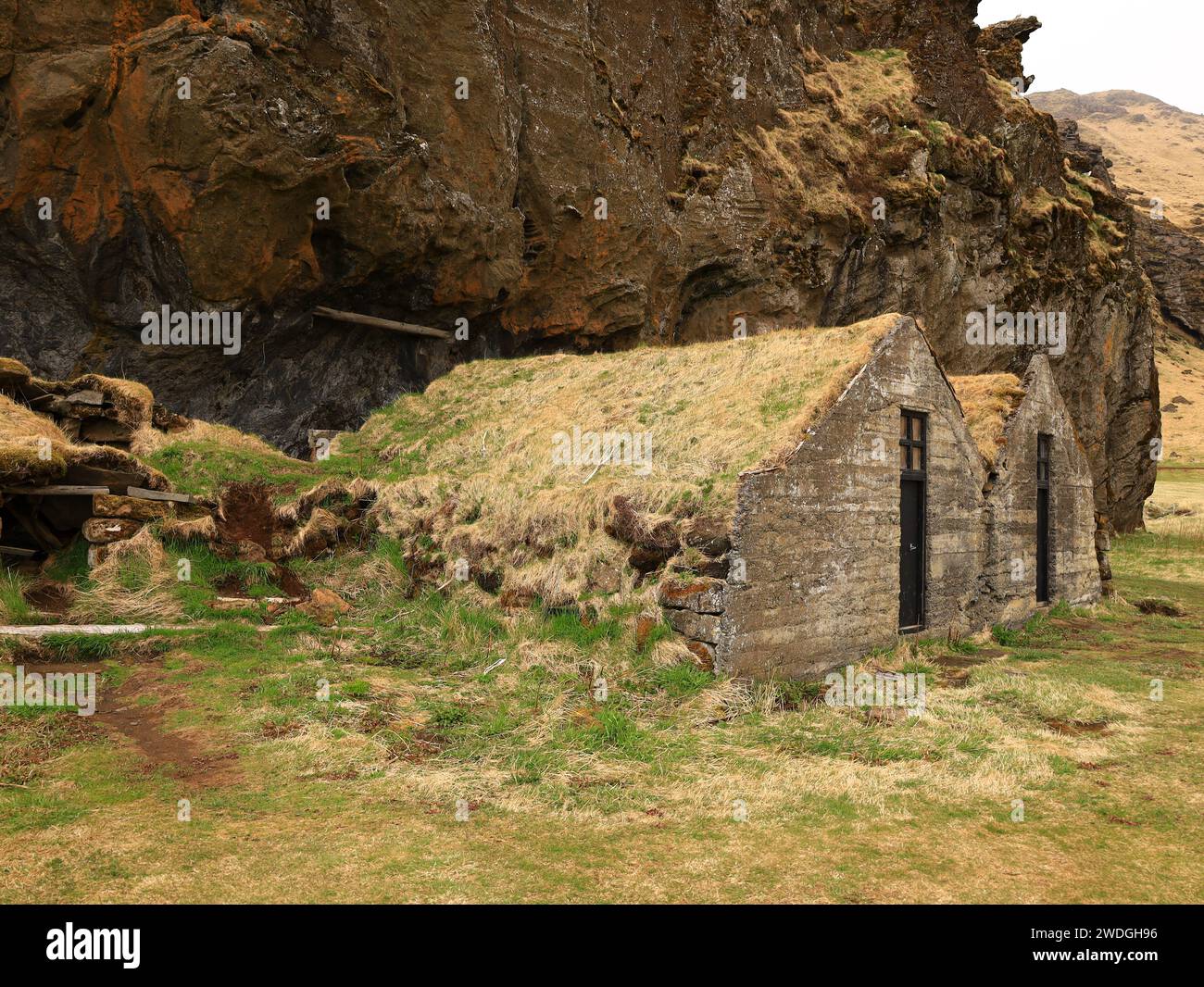 Drangurinn í Drangshlíð ist eine charakteristische Tufffelsenformation, die allein auf dem Weideland der Farm Drangshlíð steht Stockfoto